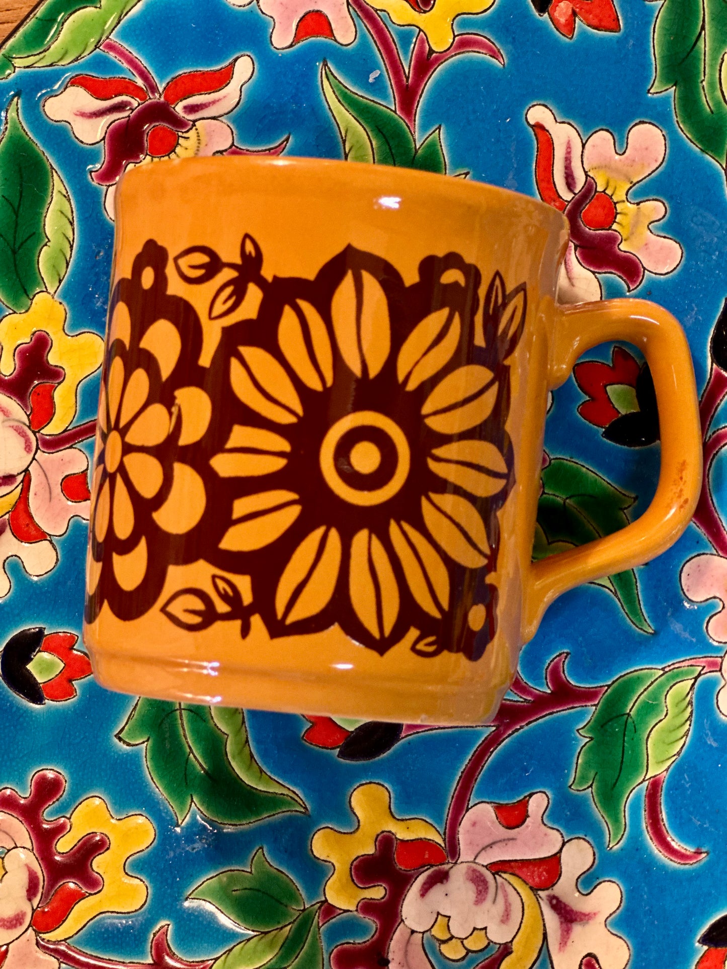 6 mugs Staffordshire England et leur support en bois