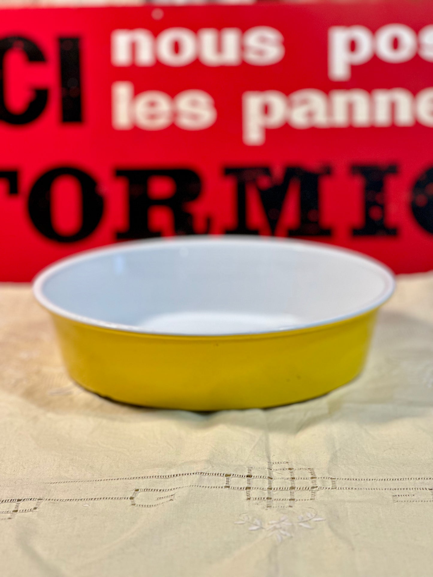 Plat rond creux vintage en tôle émaillée