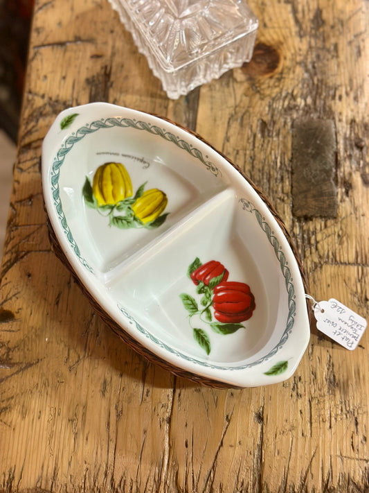 Petit plat à four en porcelaine italienne et son panier en osier