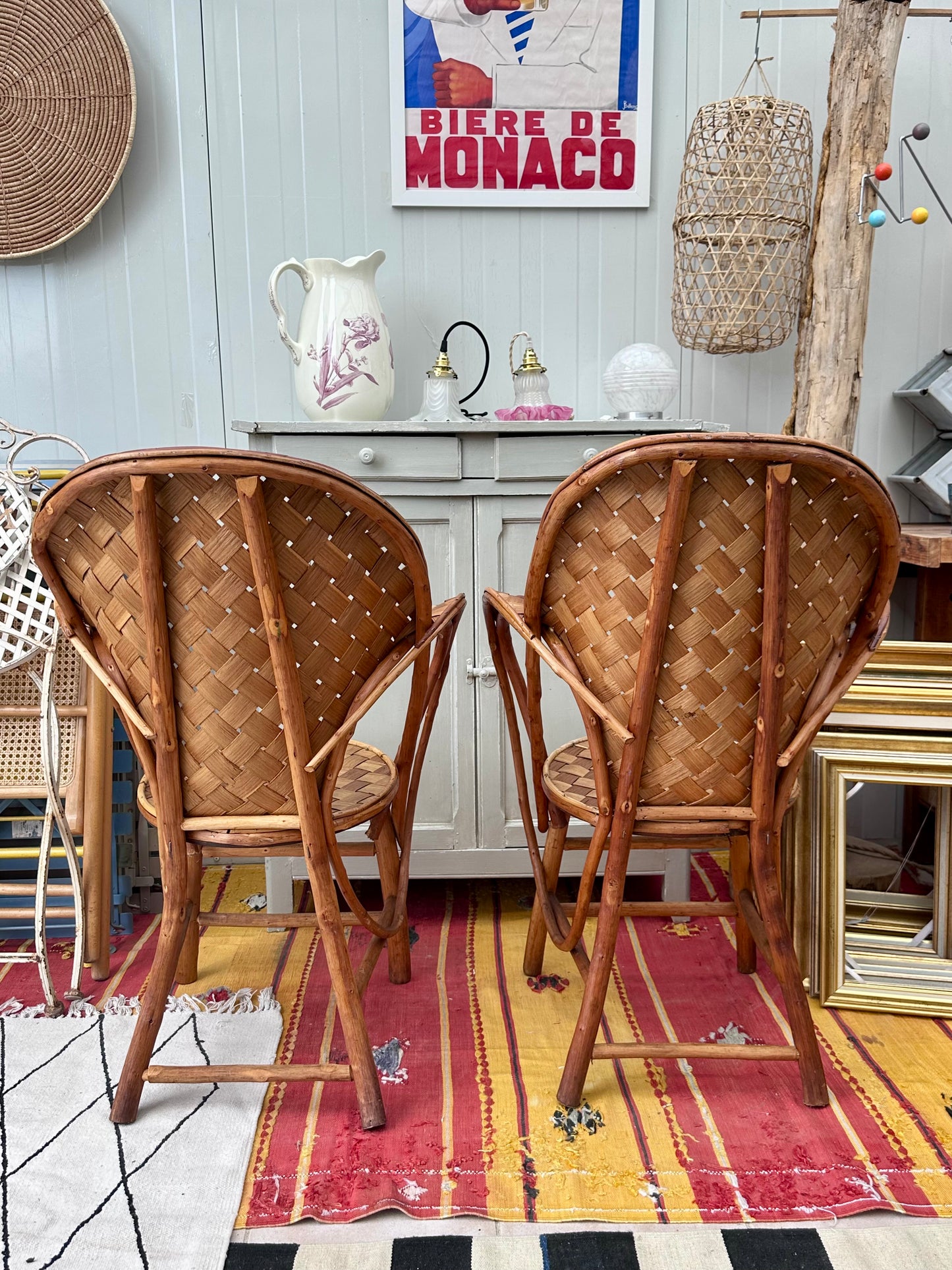 Paire de fauteuils dit " Corbusier " en châtaignier