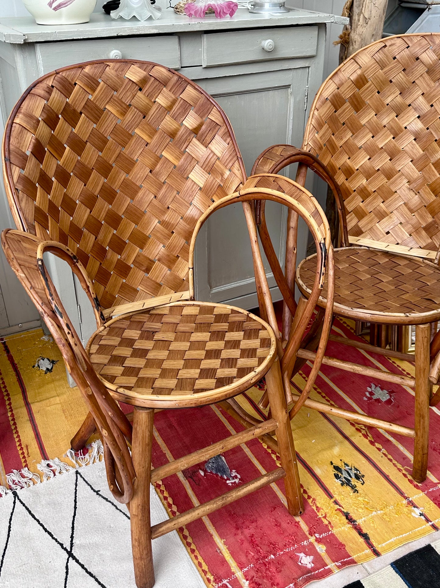 Paire de fauteuils dit " Corbusier " en châtaignier