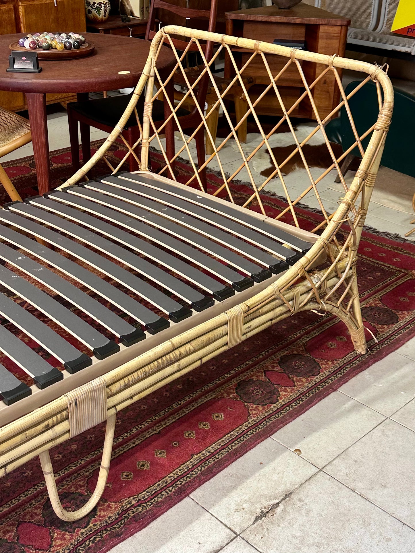 Lit 1 personne ou banquette en rotin années 70