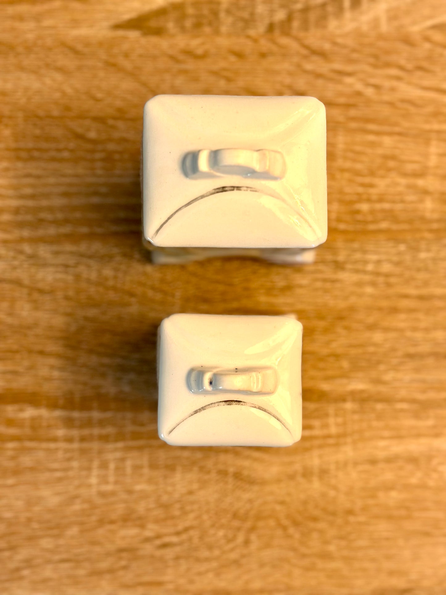 2 petits pots à épices en porcelaine