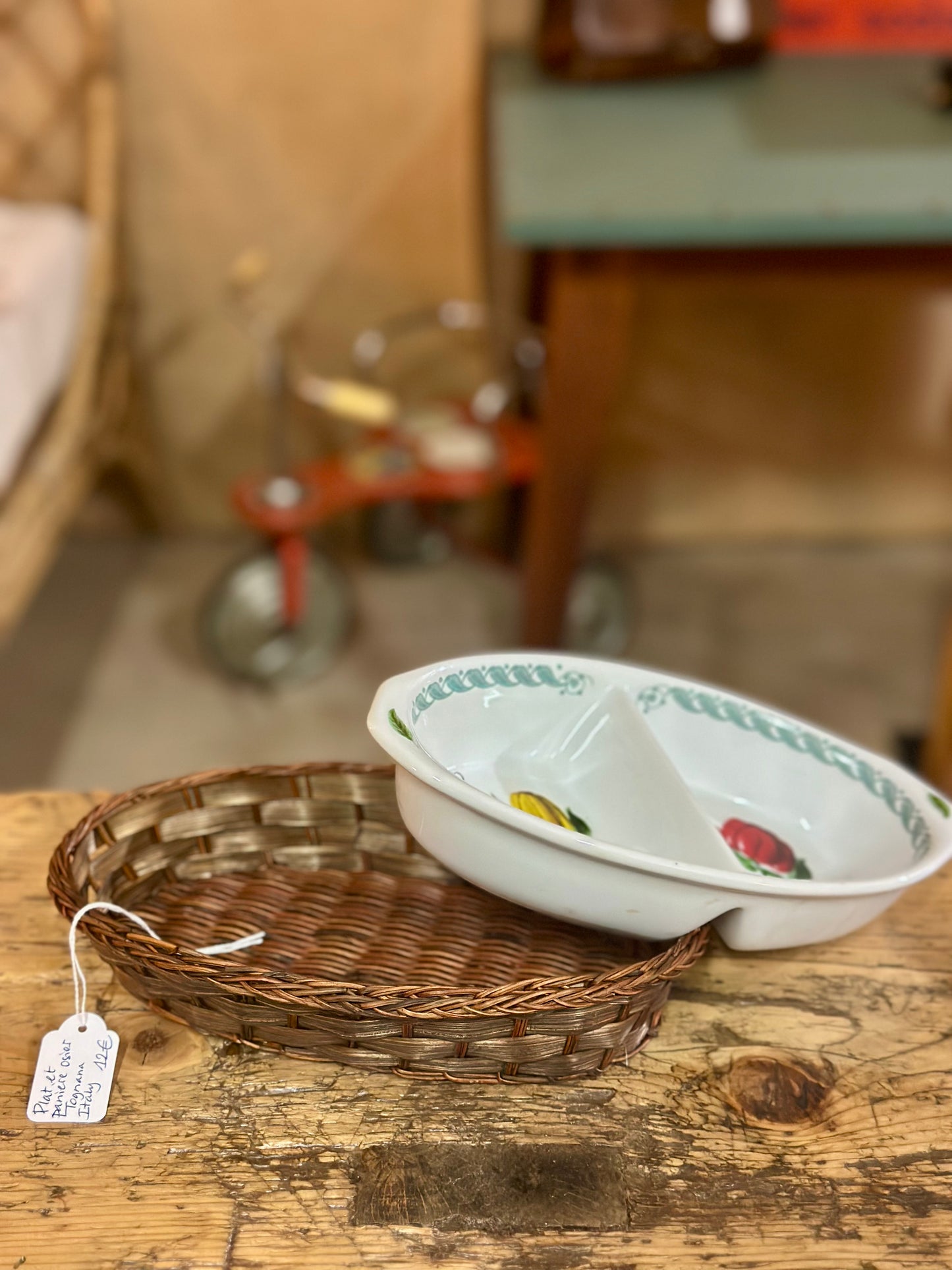 Petit plat à four en porcelaine italienne et son panier en osier