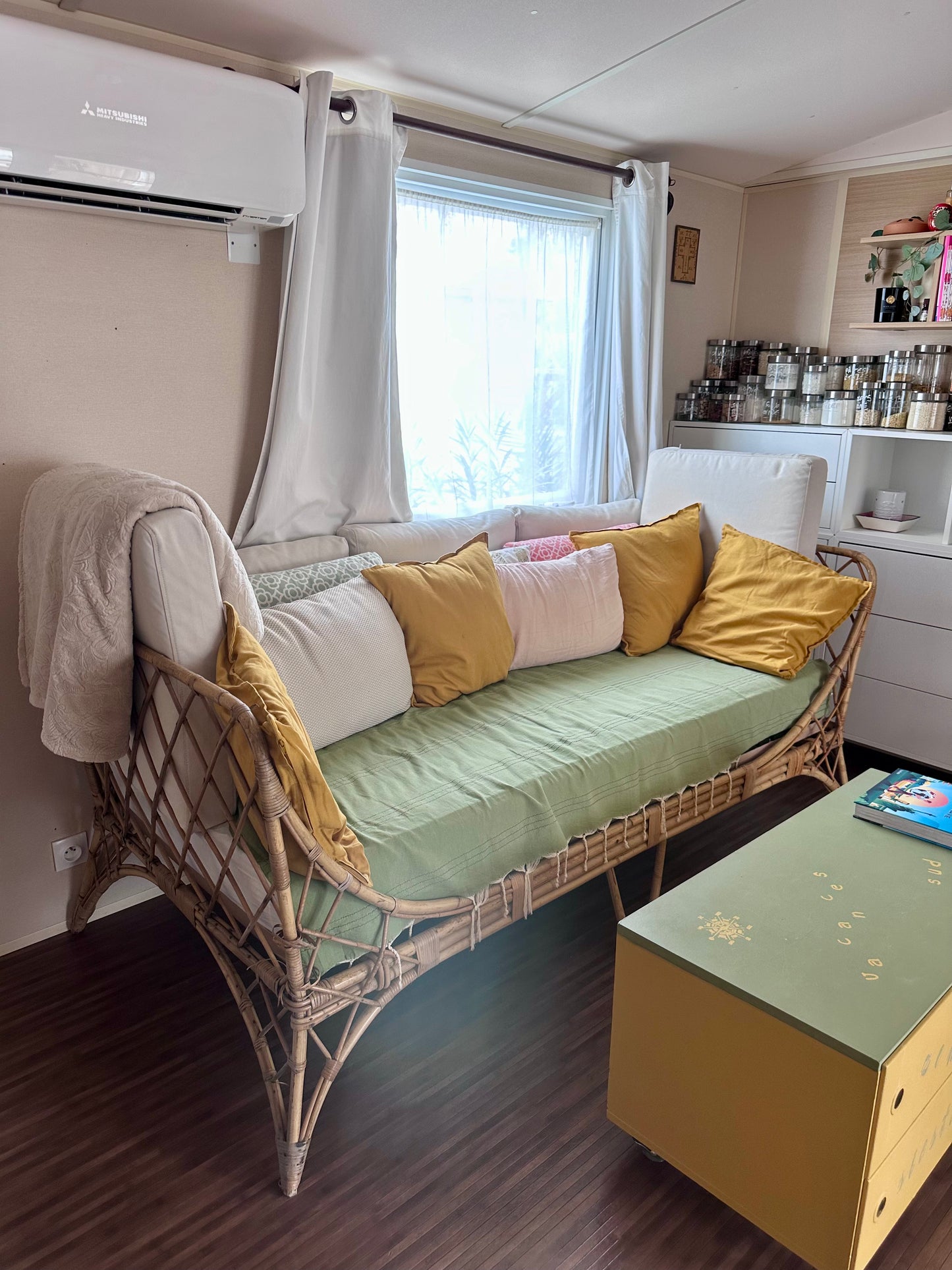 Lit 1 personne ou banquette en rotin années 70