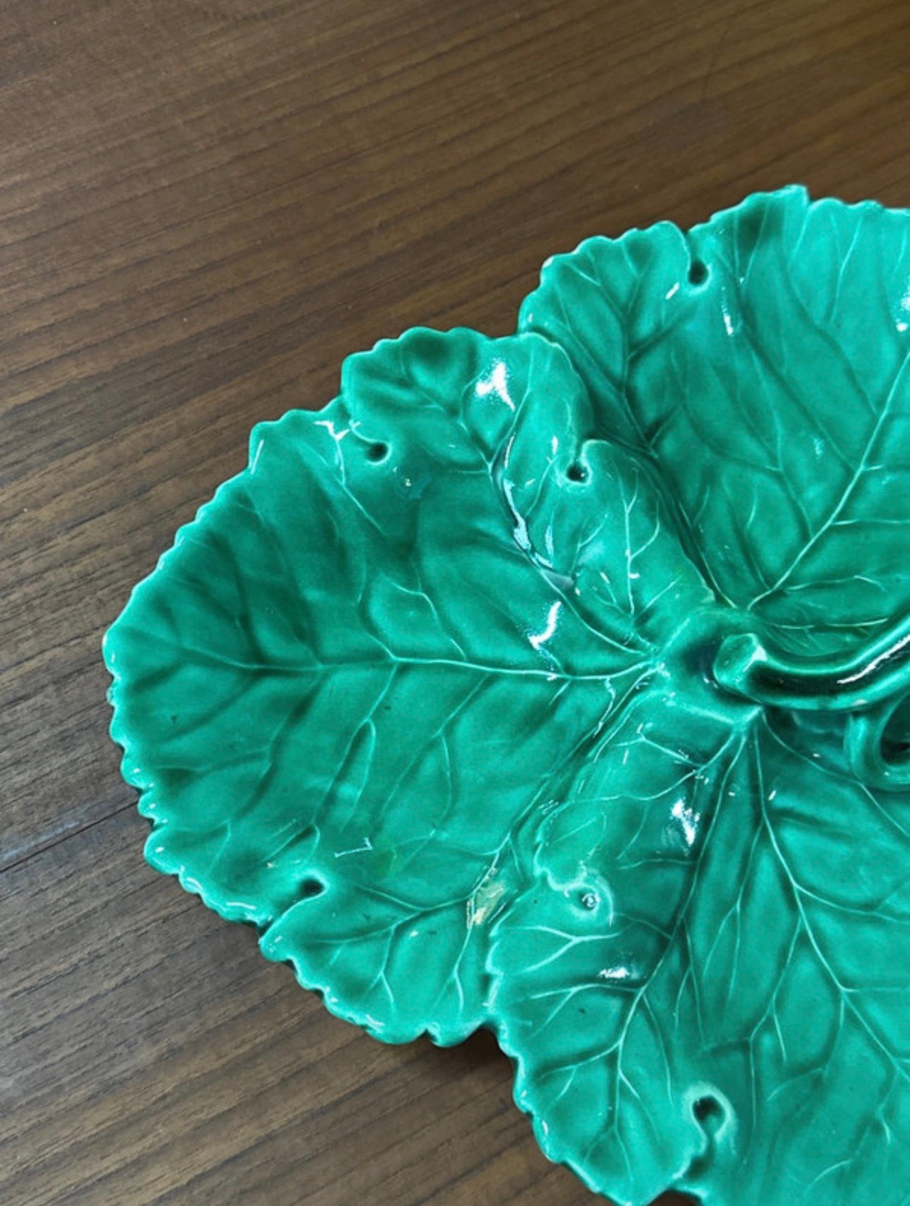 Plat en barbotine feuille de vigne