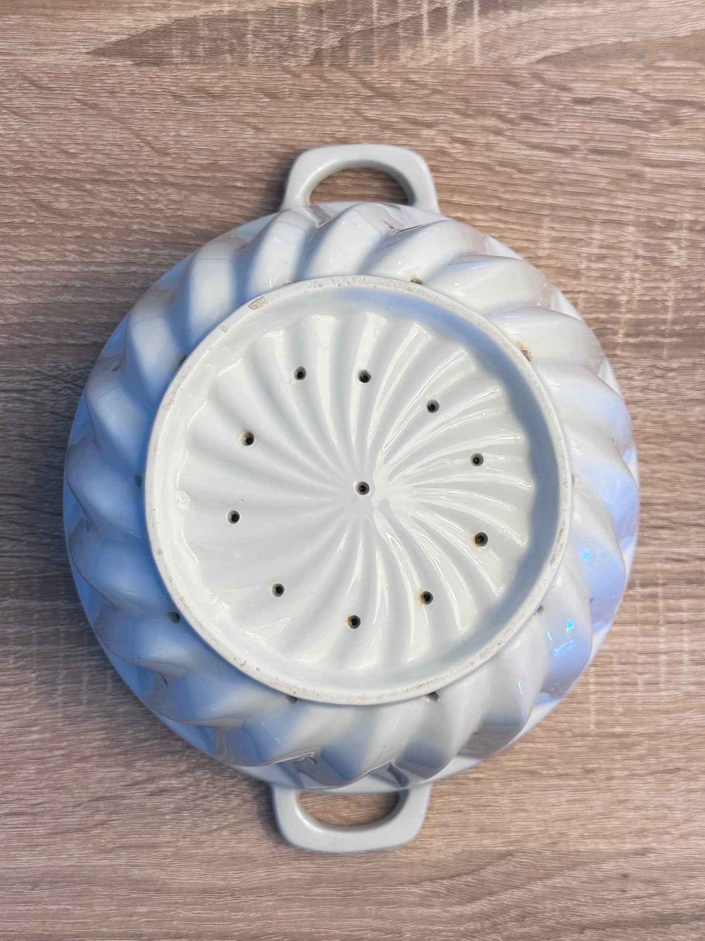 Ancienne passoire à fraises en porcelaine