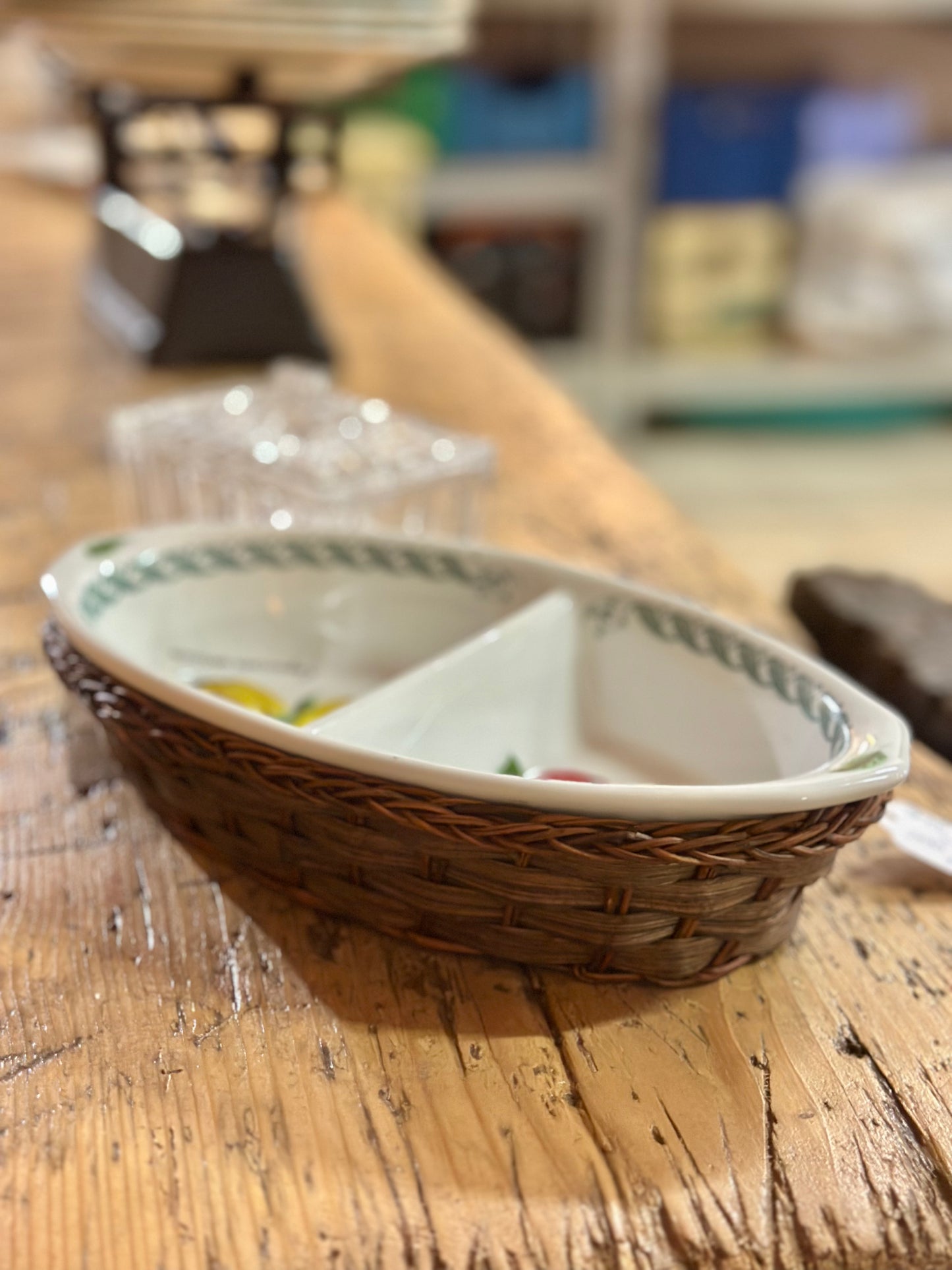 Petit plat à four en porcelaine italienne et son panier en osier