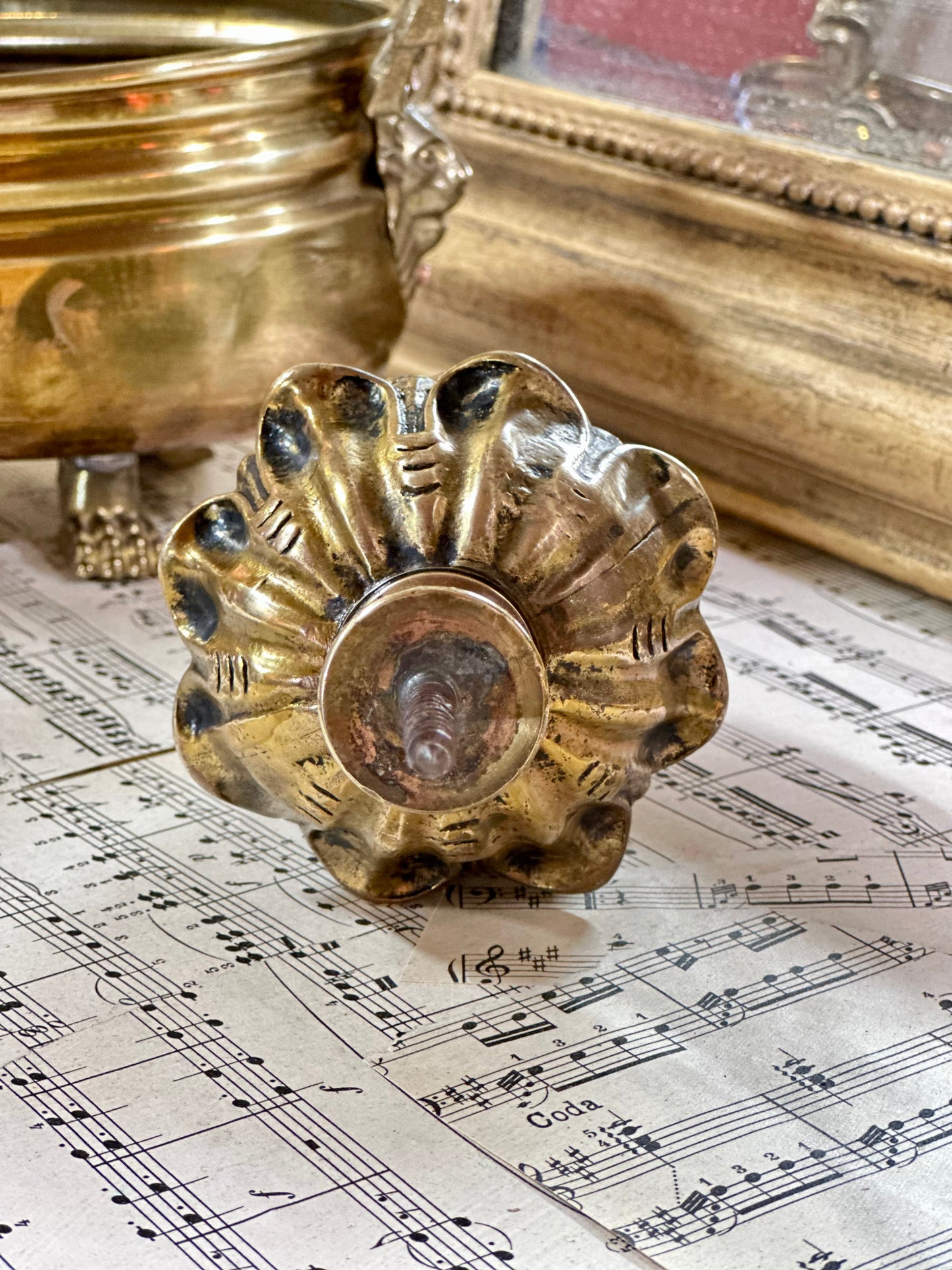 Départ d'escalier pomme de pin en bronze