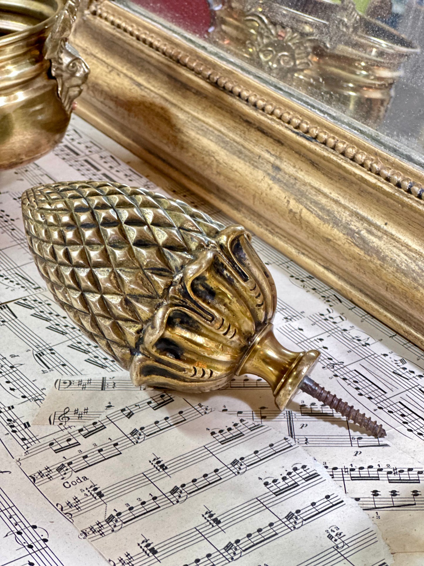 Départ d'escalier pomme de pin en bronze