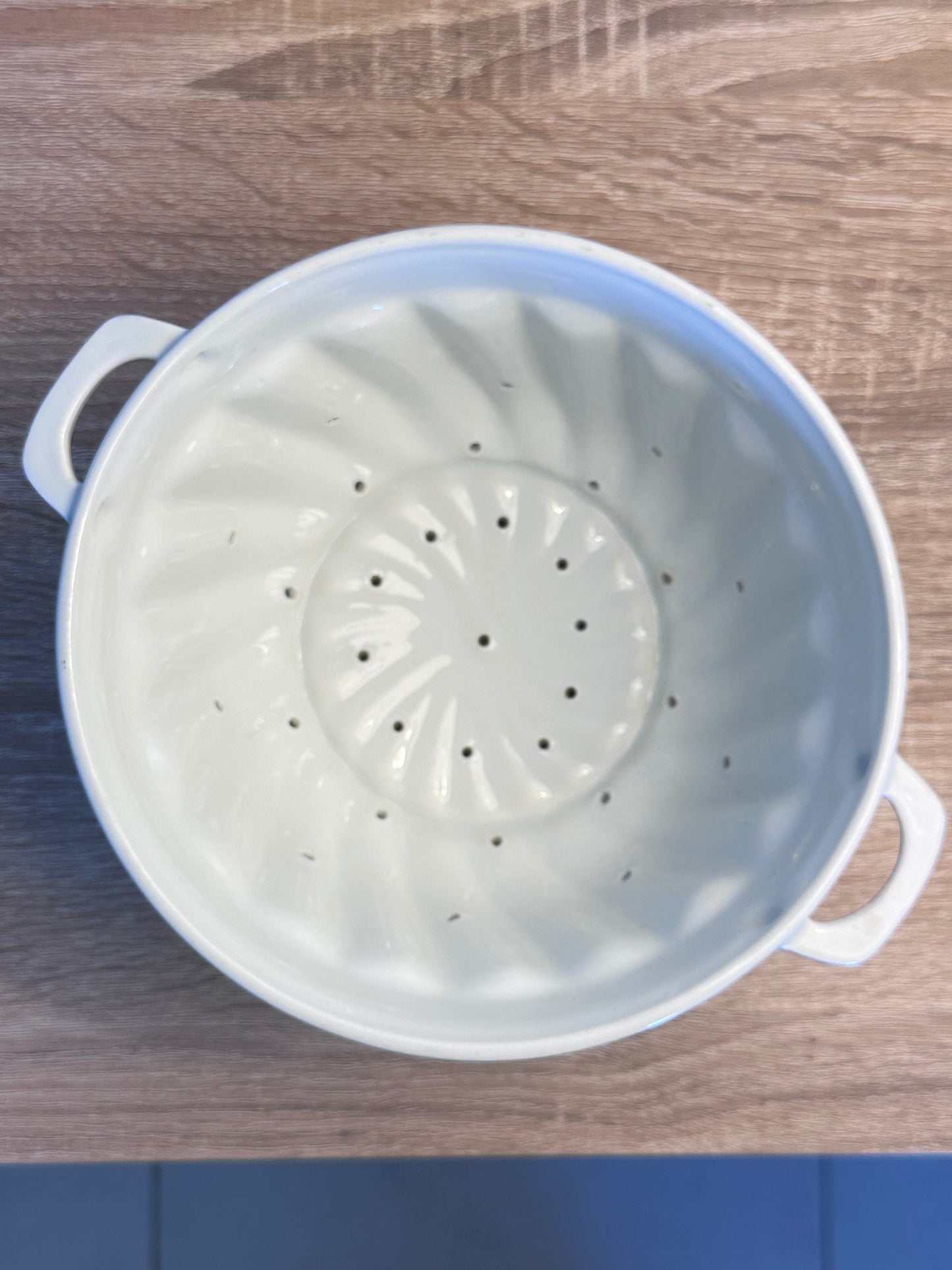 Ancienne passoire à fraises en porcelaine