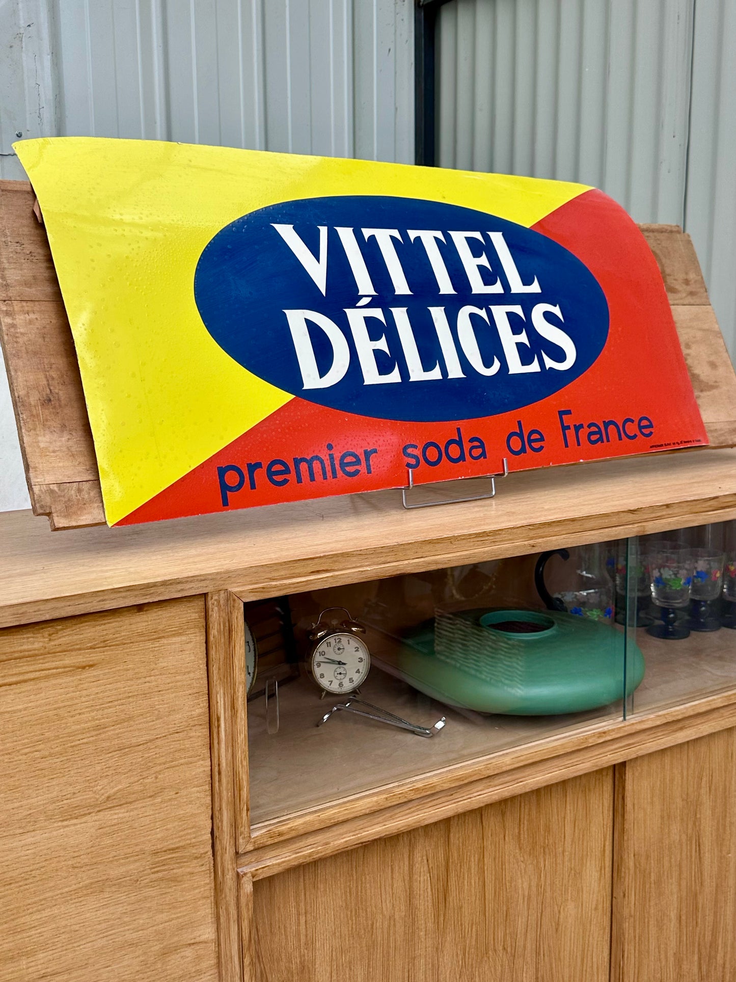 Grand carton publicitaire Vittel Délices