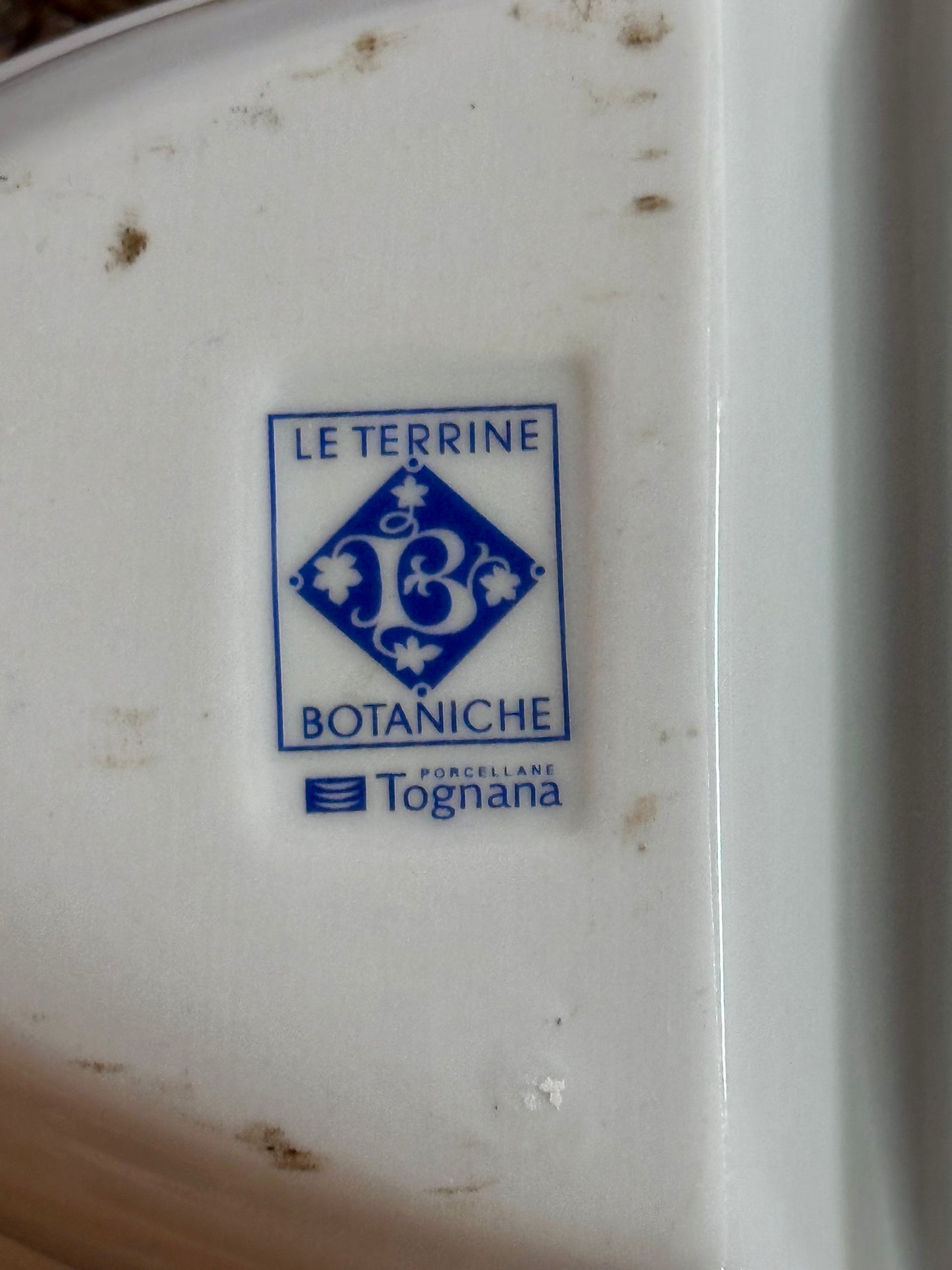 Petit plat à four en porcelaine italienne et son panier en osier