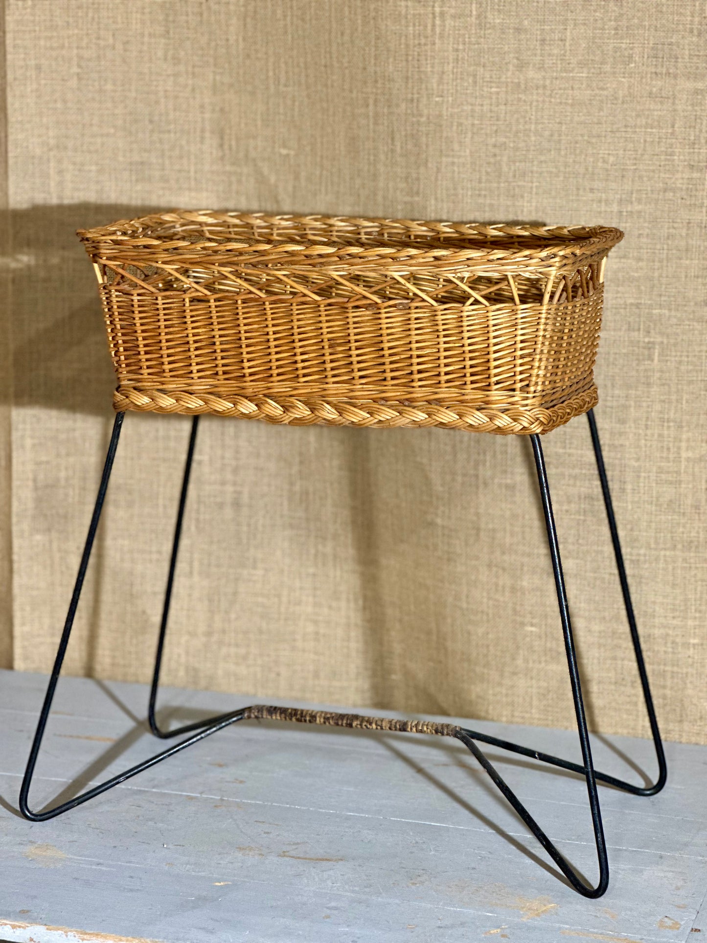 Jardinière métal & rotin attribuée à Raoul Guys