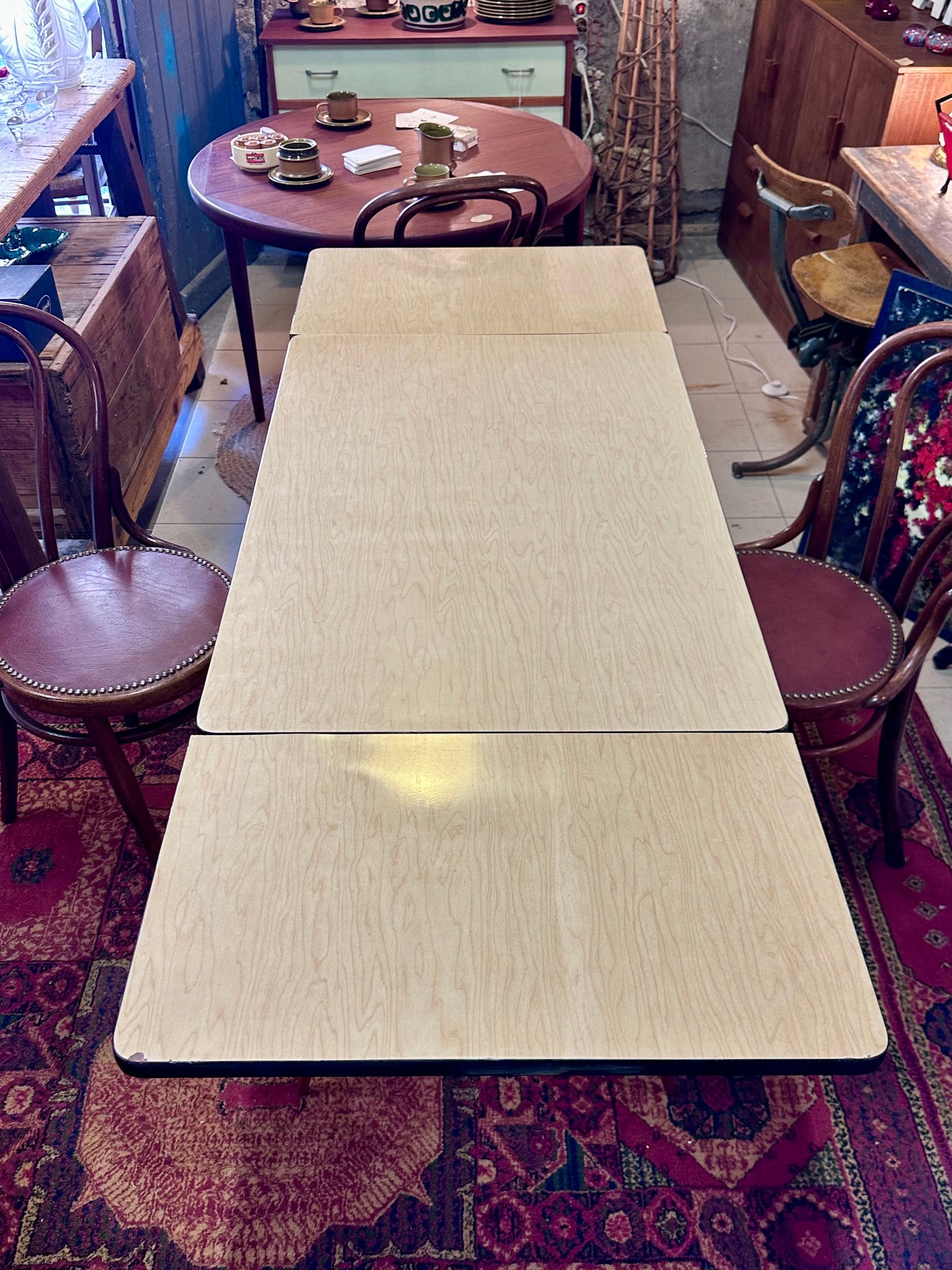 Table Formica piètement compas bois
