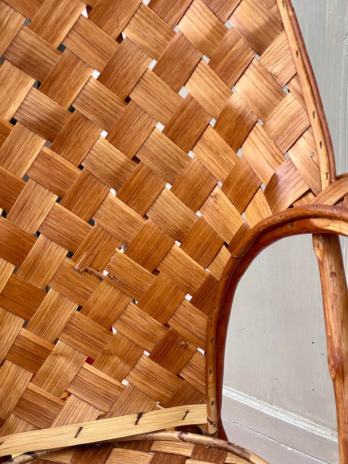 Paire de fauteuils dit " Corbusier " en châtaignier