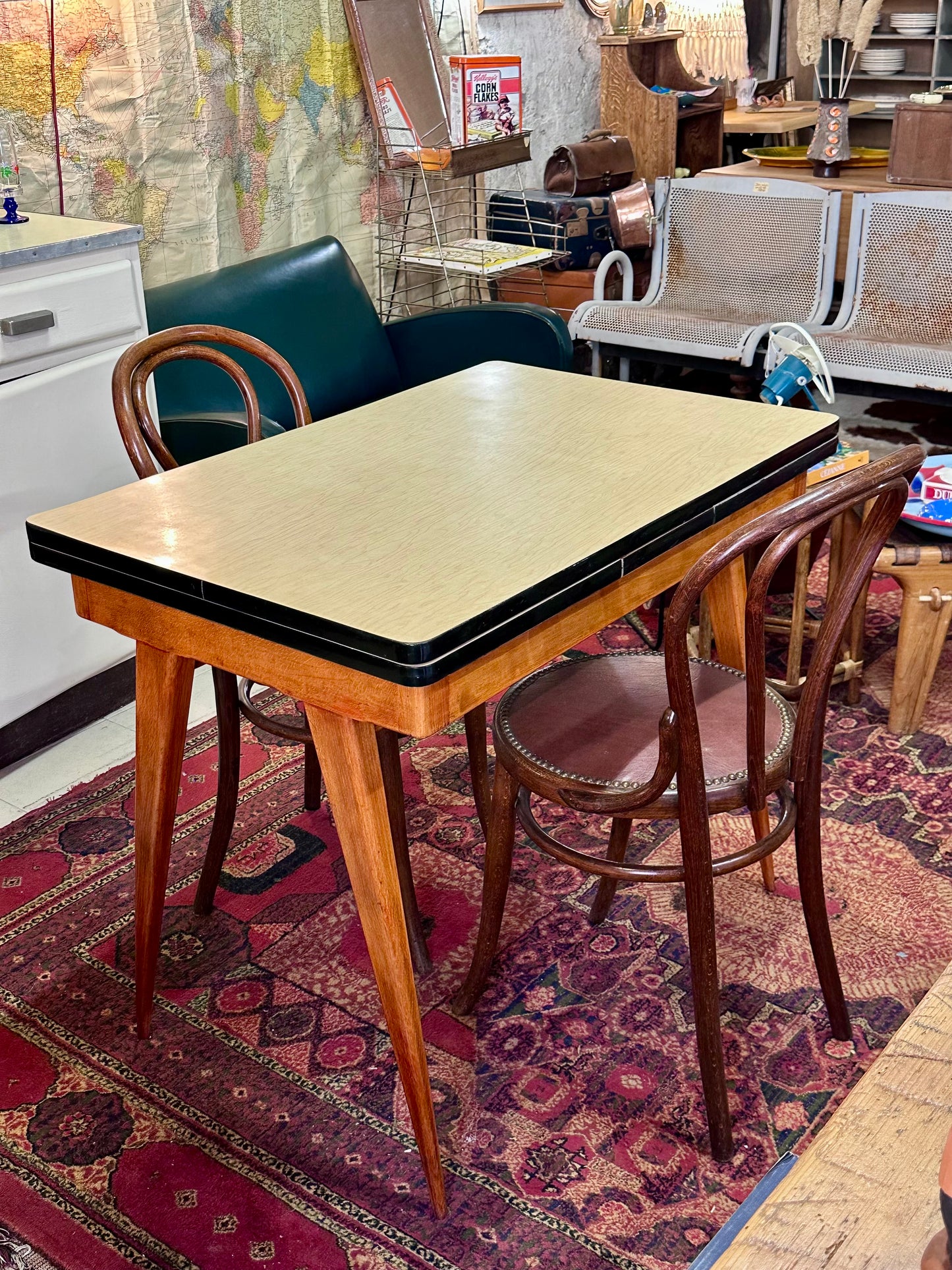 Table Formica piètement compas bois