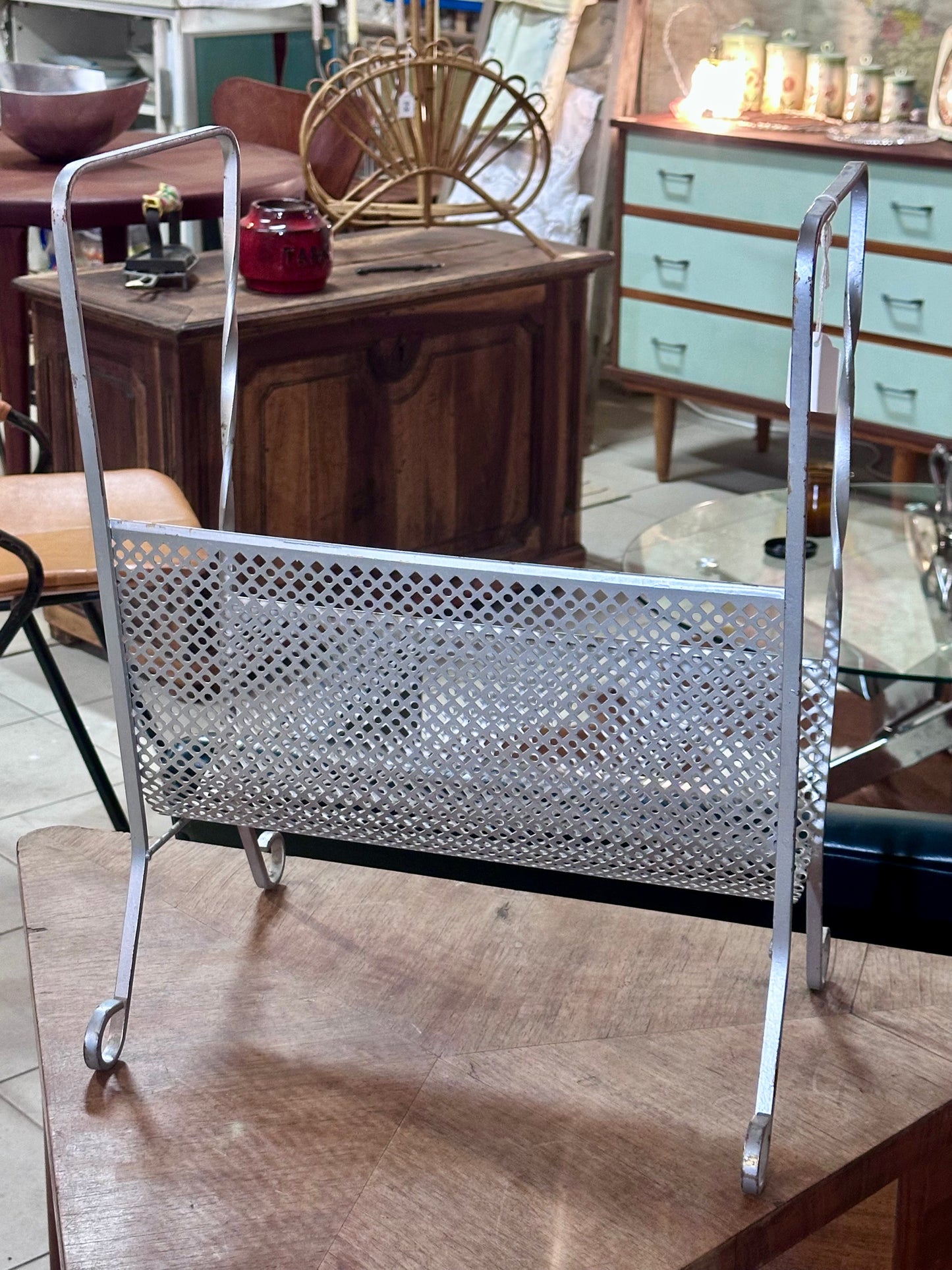 Porte-revues en métal perforé 70's