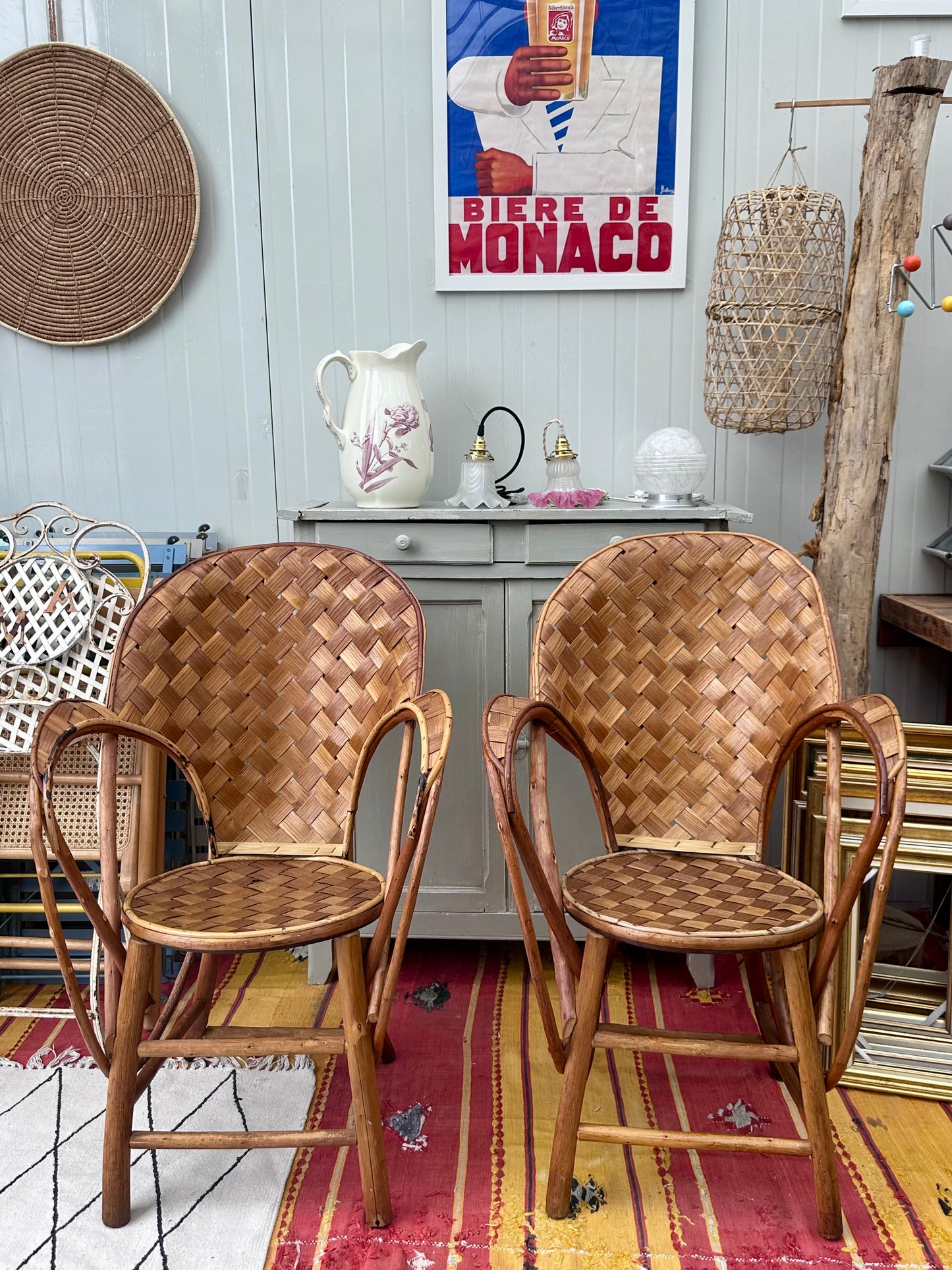 Paire de fauteuils dit " Corbusier " en châtaignier