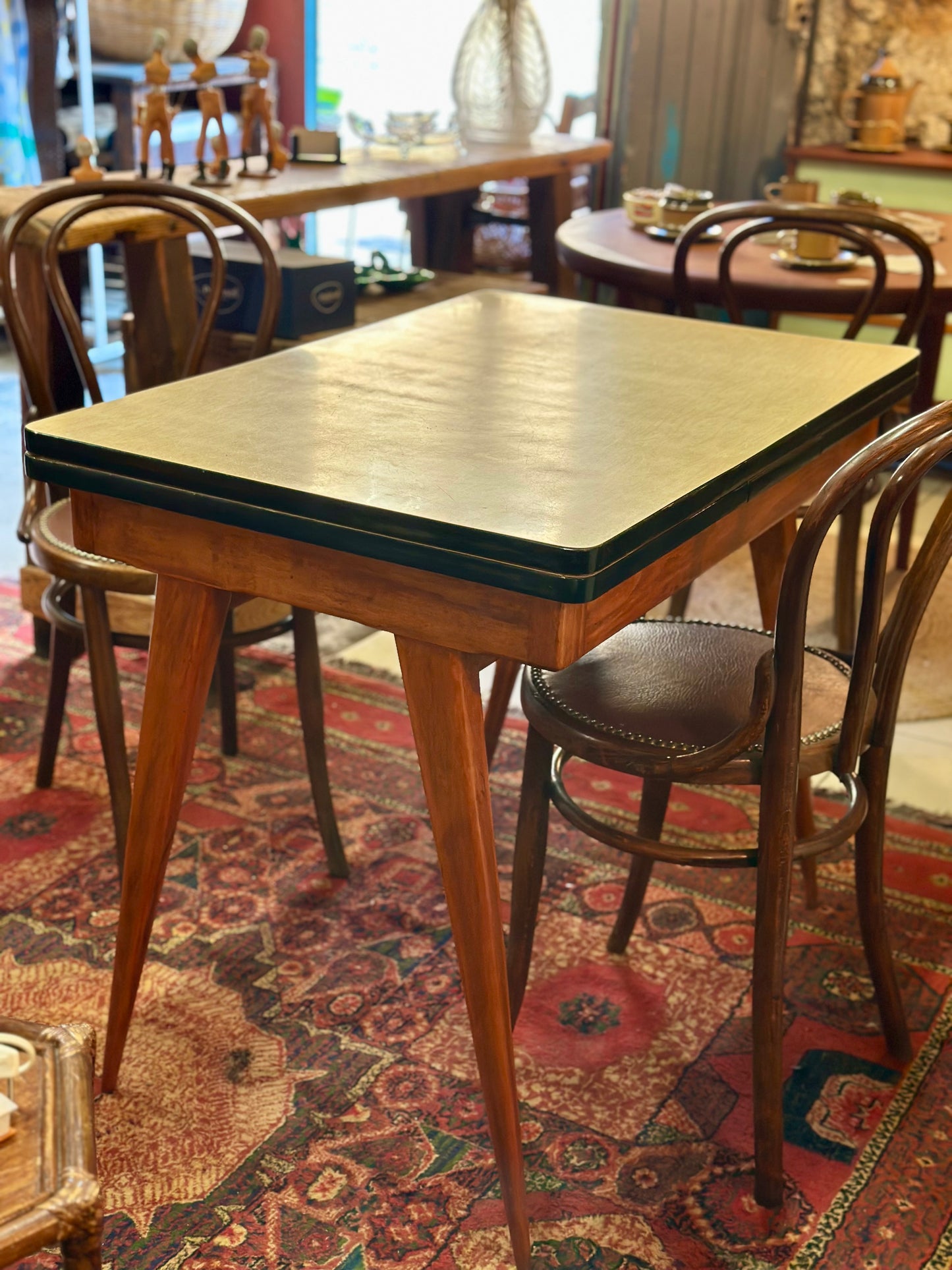 Table Formica piètement compas bois