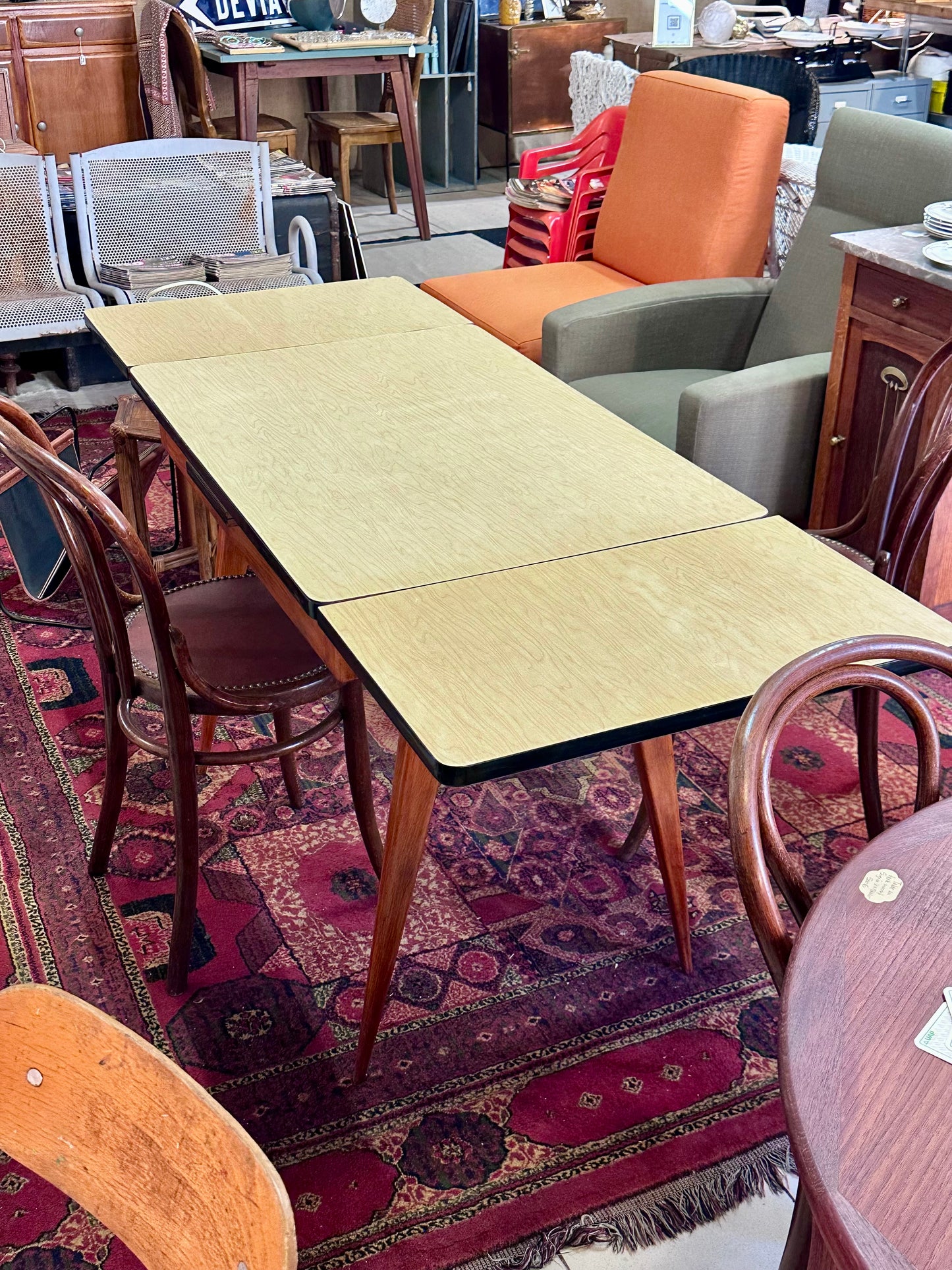 Table Formica piètement compas bois
