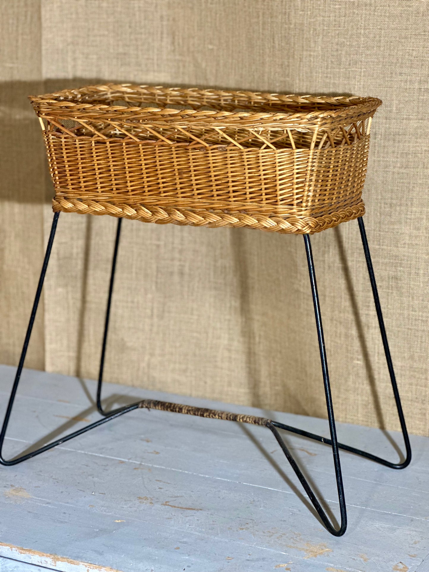 Jardinière métal & rotin attribuée à Raoul Guys
