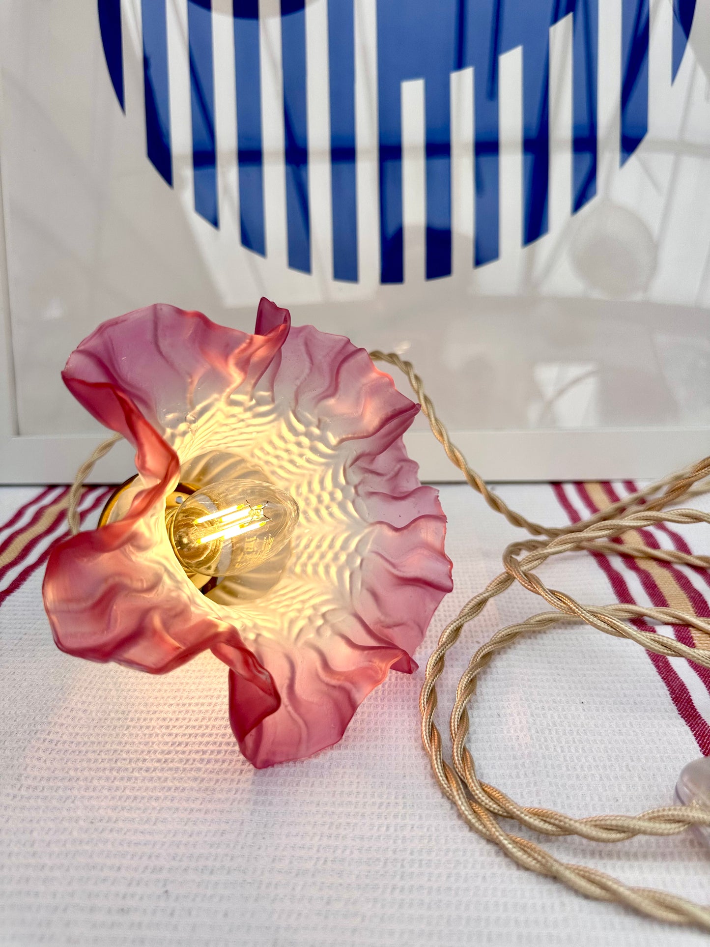 Baladeuse tulipe en verre dépoli blanc et rose