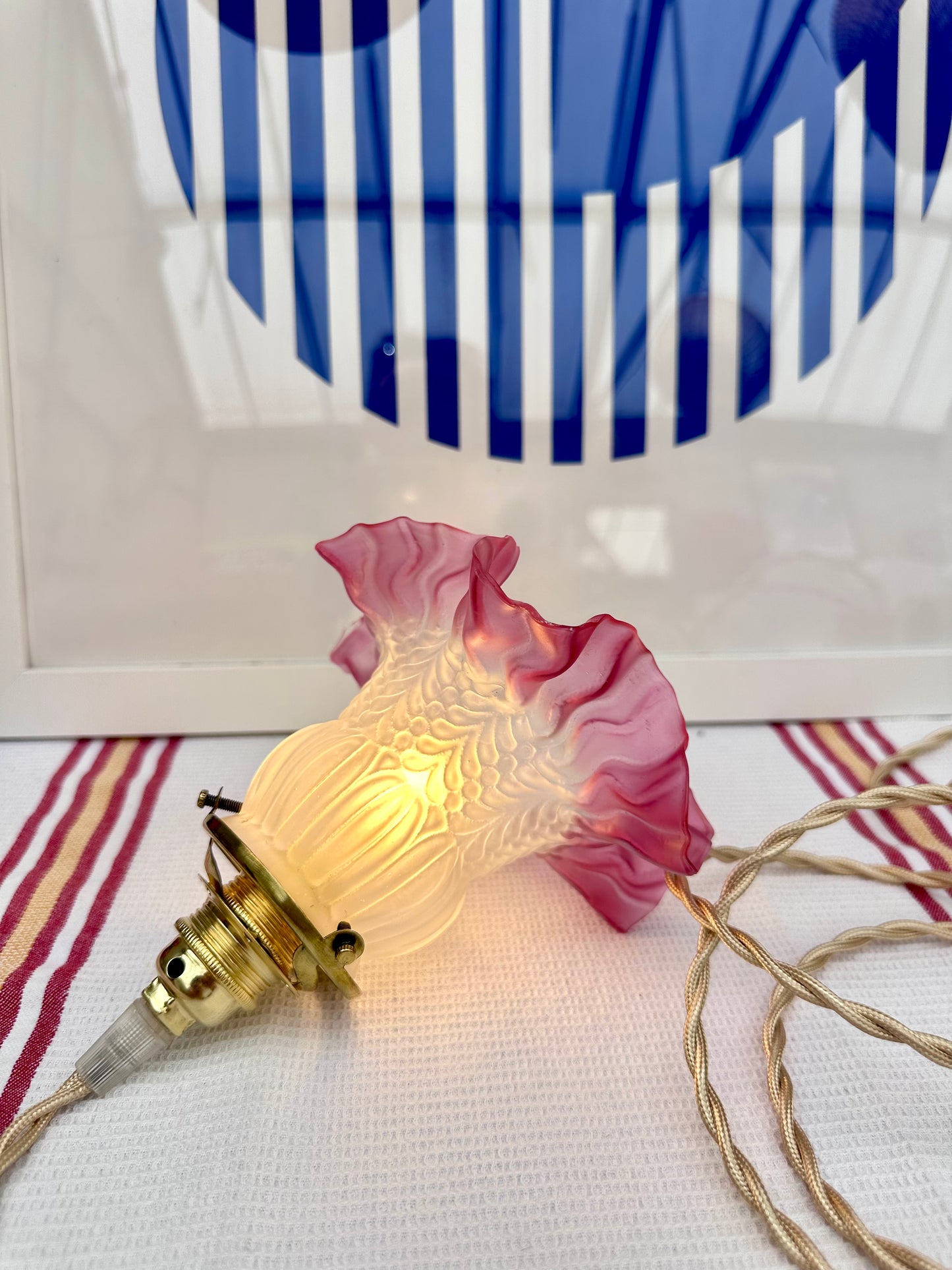 Baladeuse tulipe en verre dépoli blanc et rose