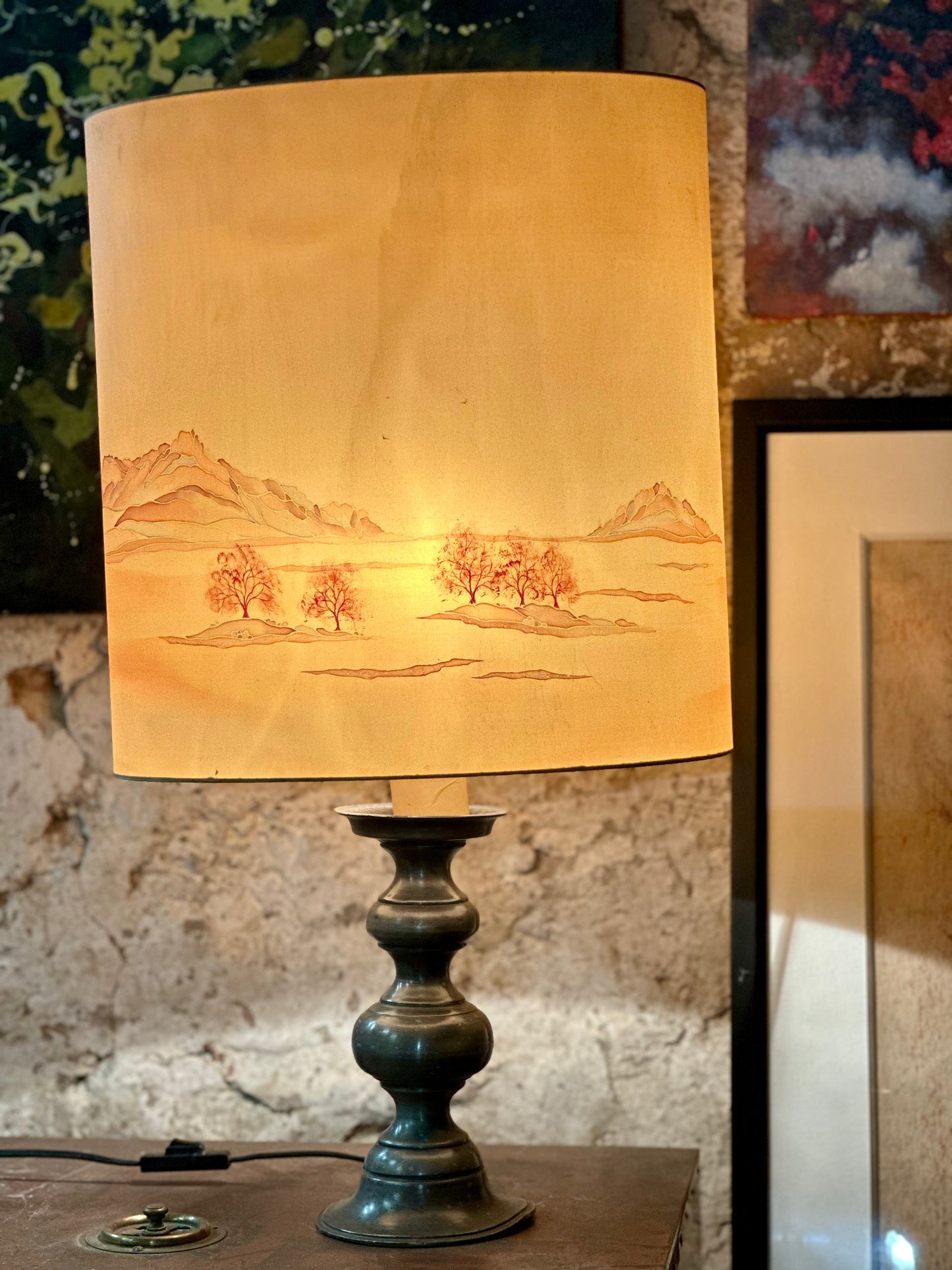 Lampe en étain & son abat-jour en soie peinte à la main