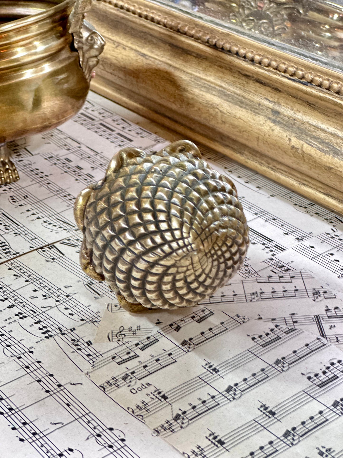 Départ d'escalier pomme de pin en bronze