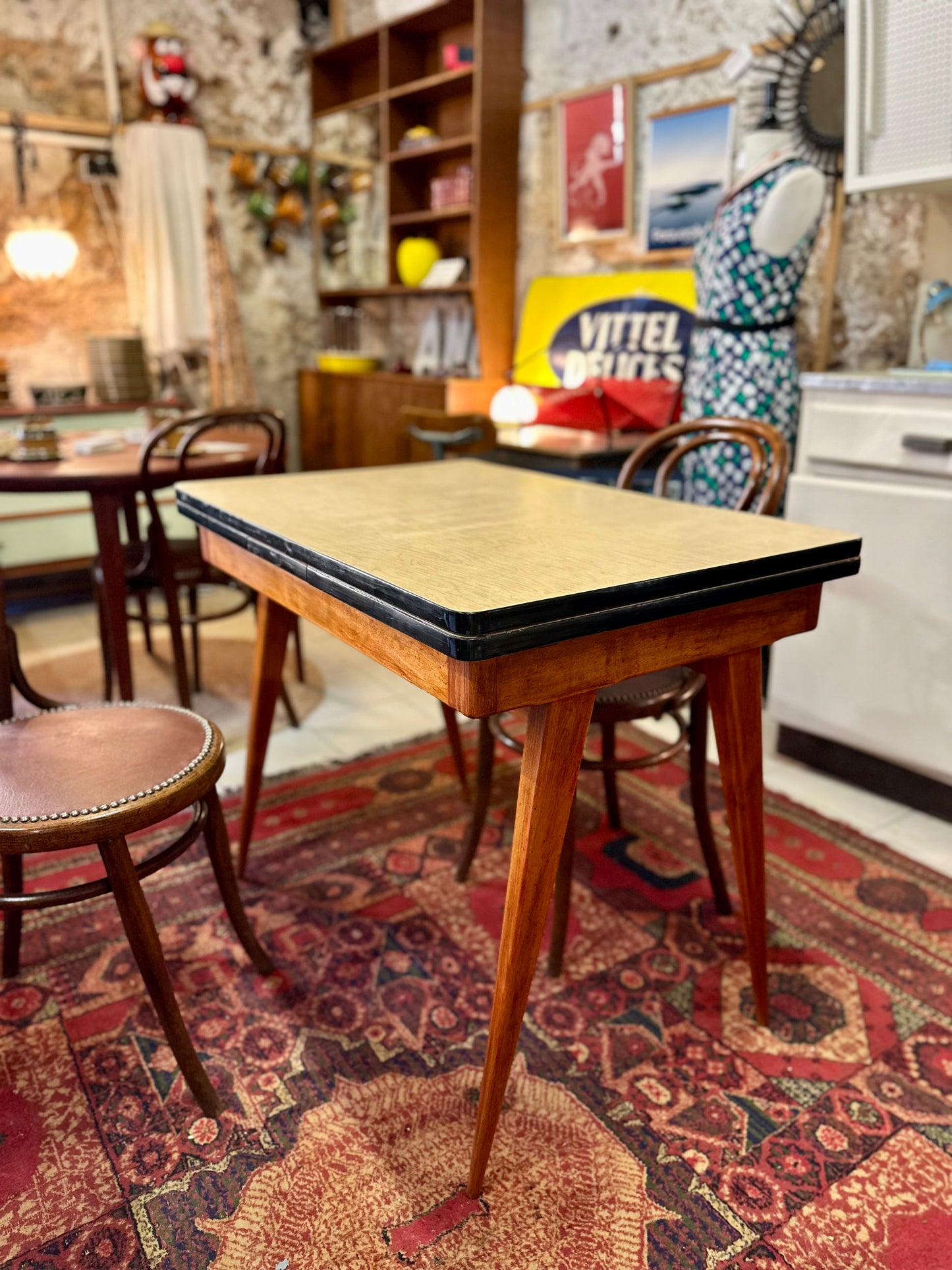 Table Formica piètement compas bois