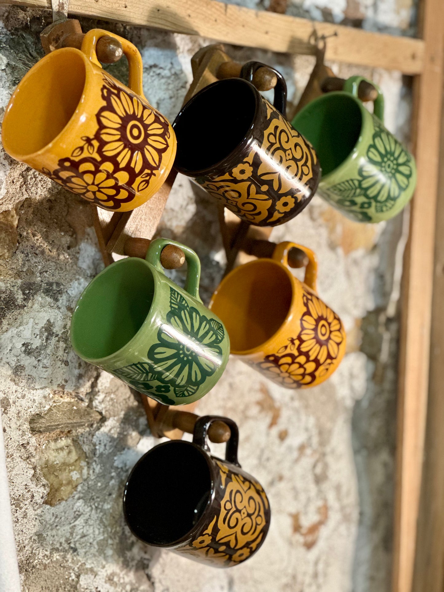 6 mugs Staffordshire England et leur support en bois