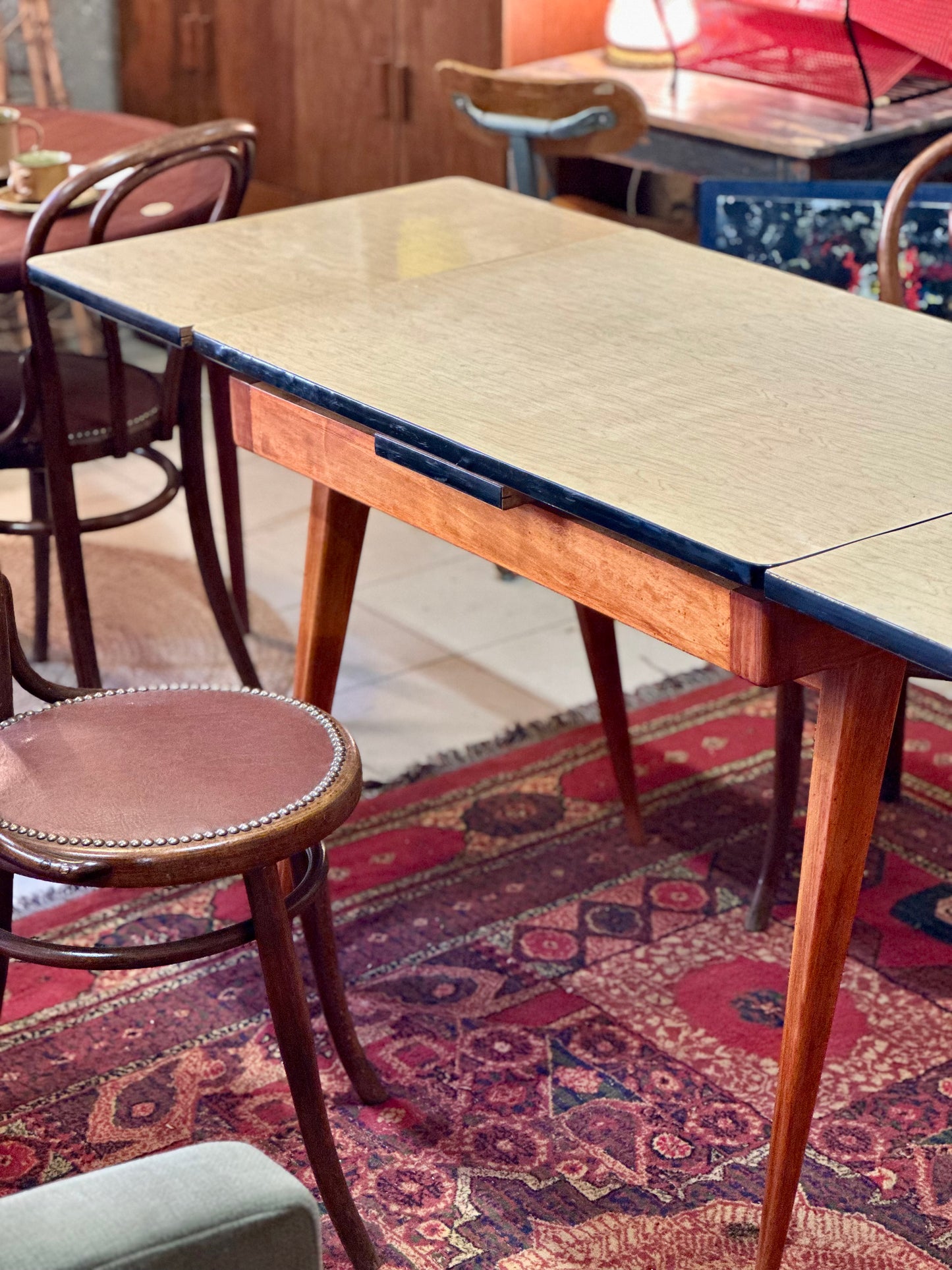 Table Formica piètement compas bois