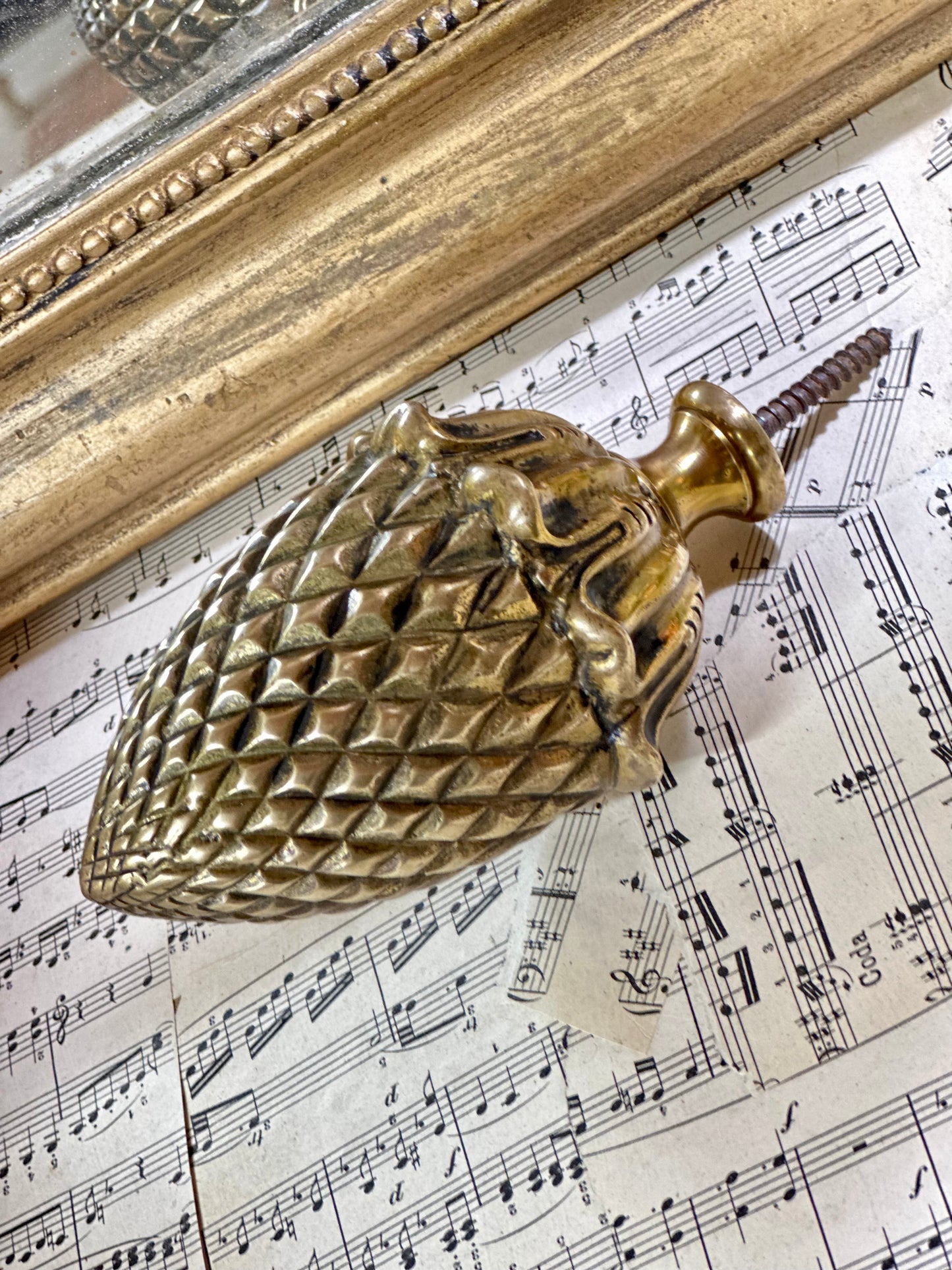 Départ d'escalier pomme de pin en bronze