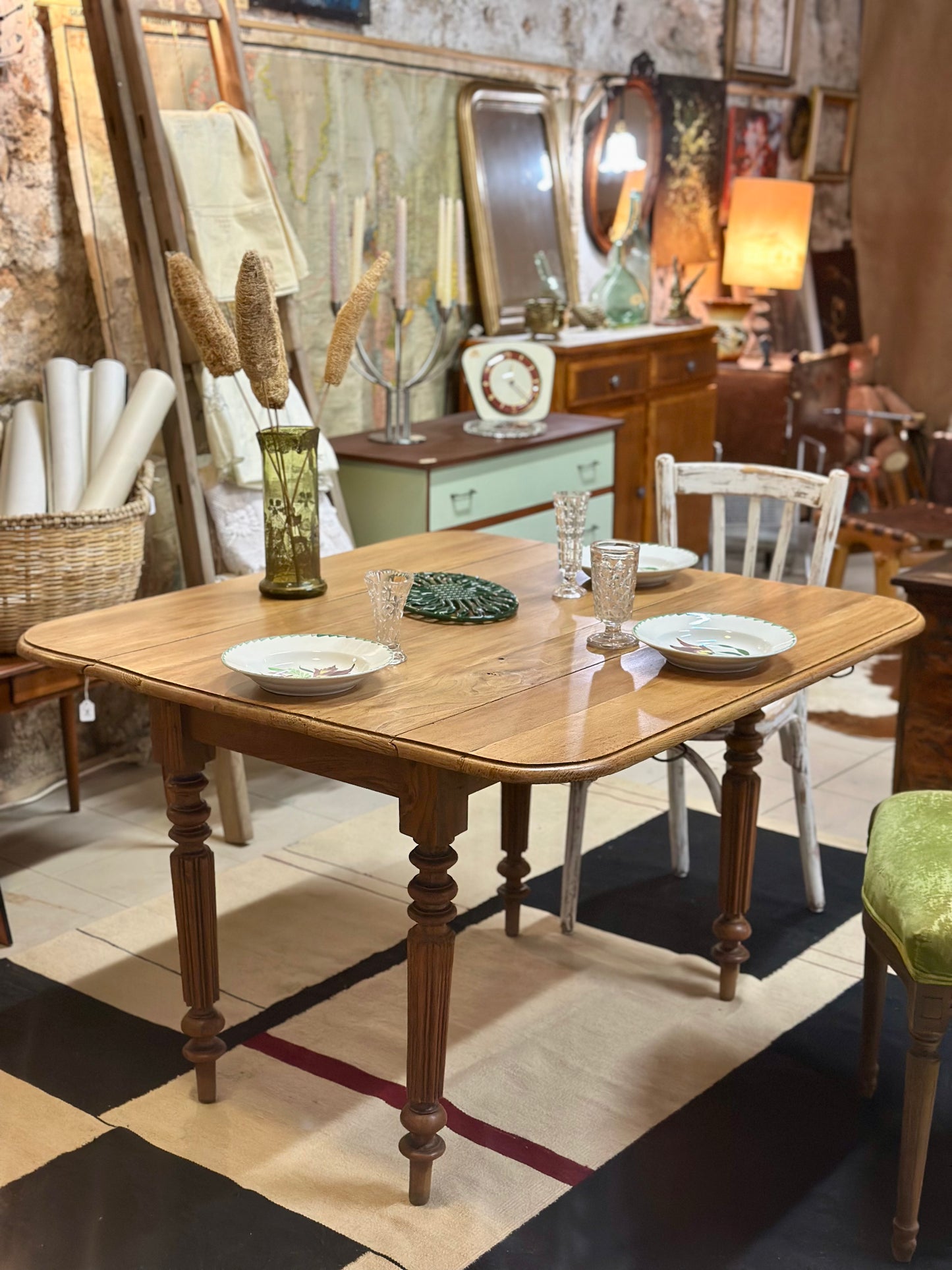 Ancienne table à manger en bois massif