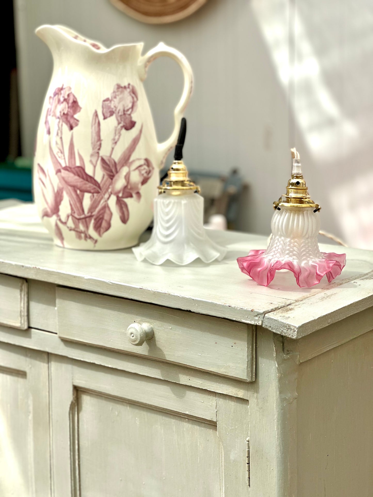 Baladeuse tulipe en verre dépoli blanc et rose