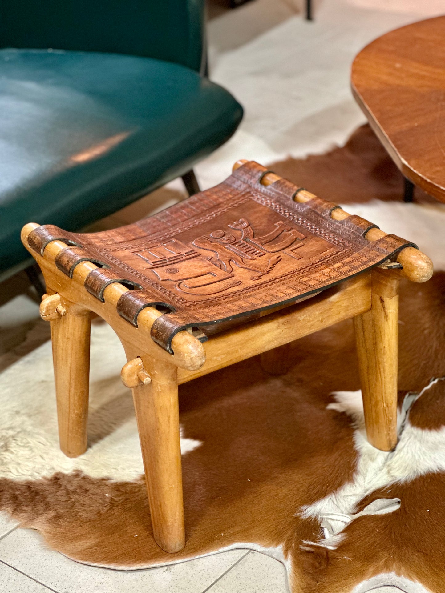 Repose-pied Ottoman par Angel Pazmino