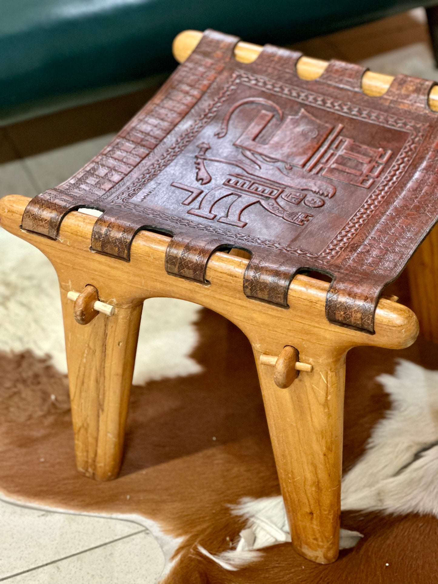 Repose-pied Ottoman par Angel Pazmino