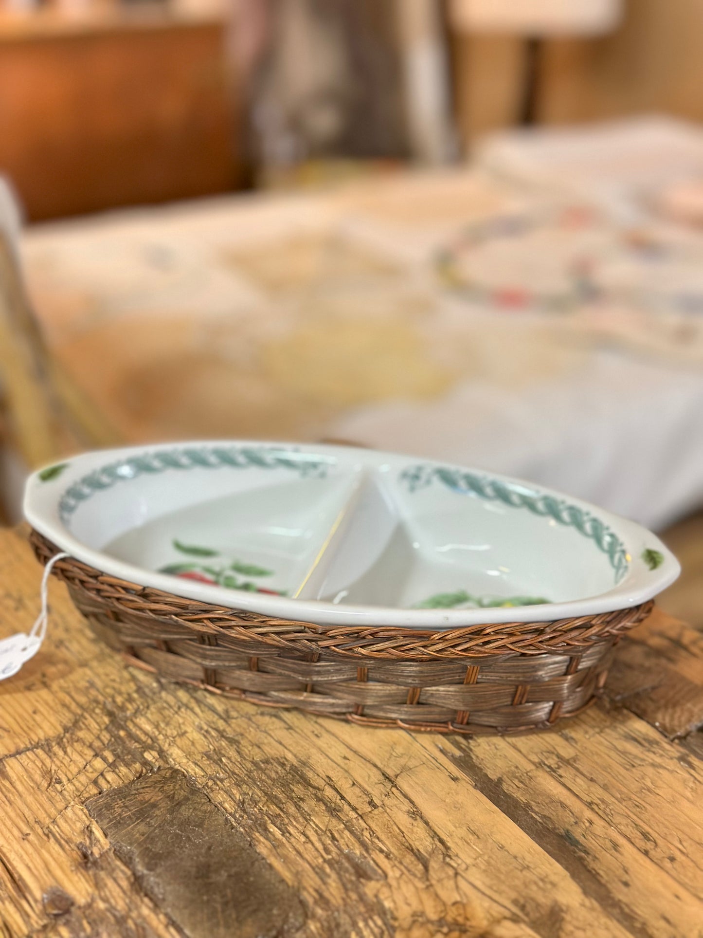 Petit plat à four en porcelaine italienne et son panier en osier