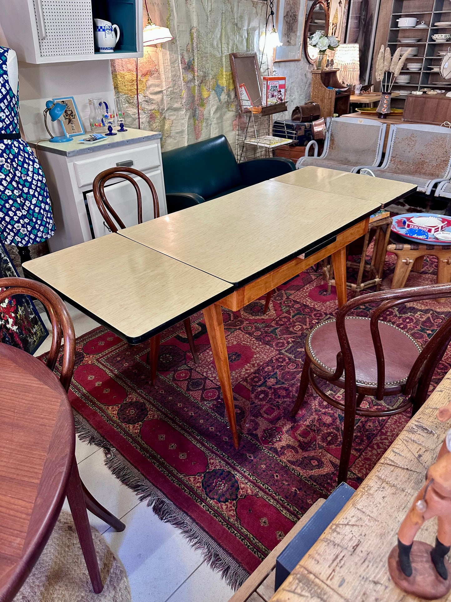 Table Formica piètement compas bois