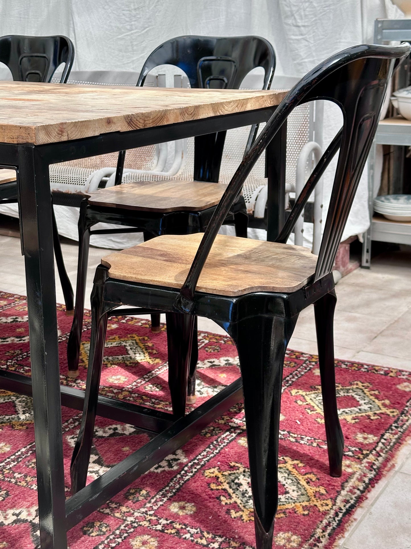 Ensemble table et 4 chaises de style industriel