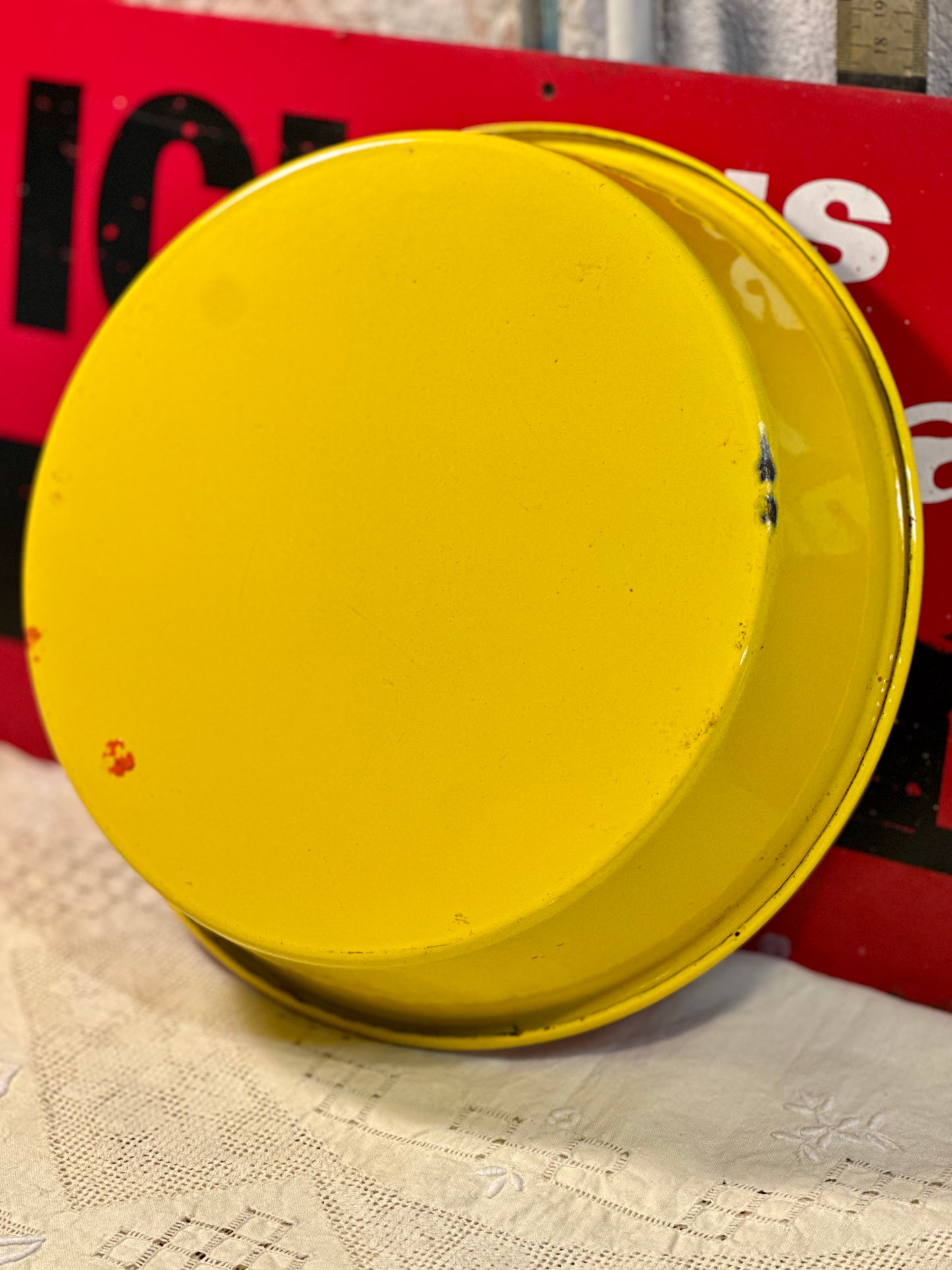 Plat rond creux vintage en tôle émaillée
