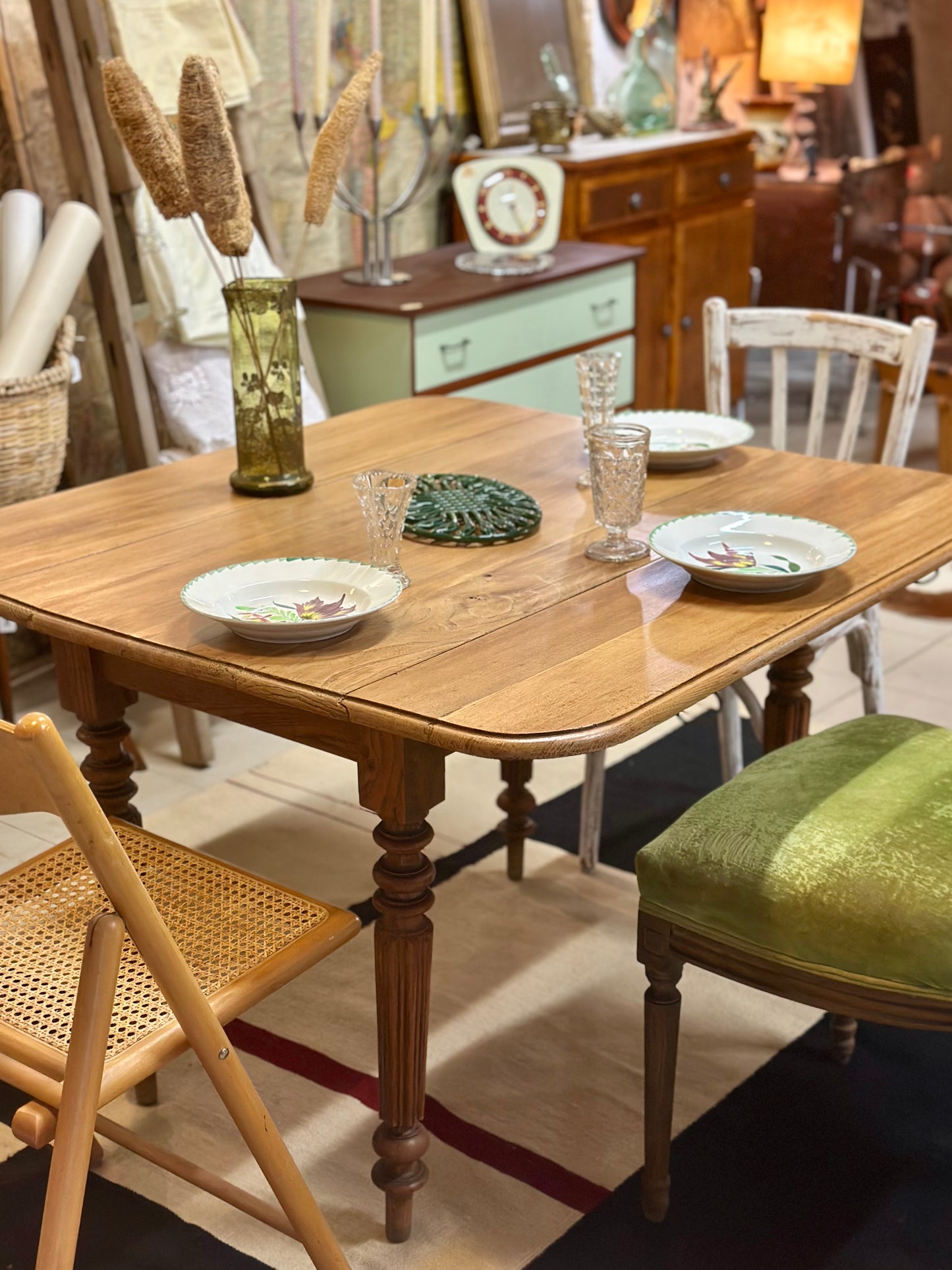 Ancienne table à manger en bois massif