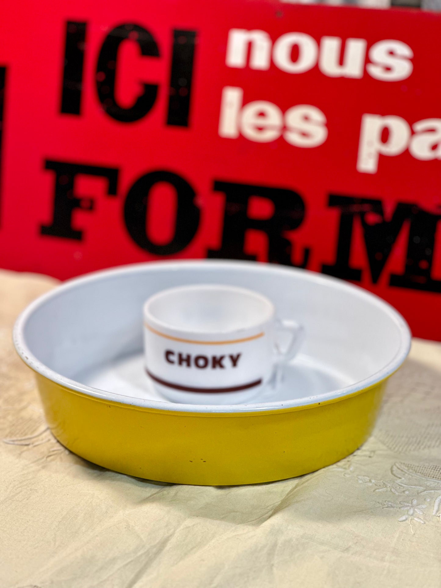 Plat rond creux vintage en tôle émaillée