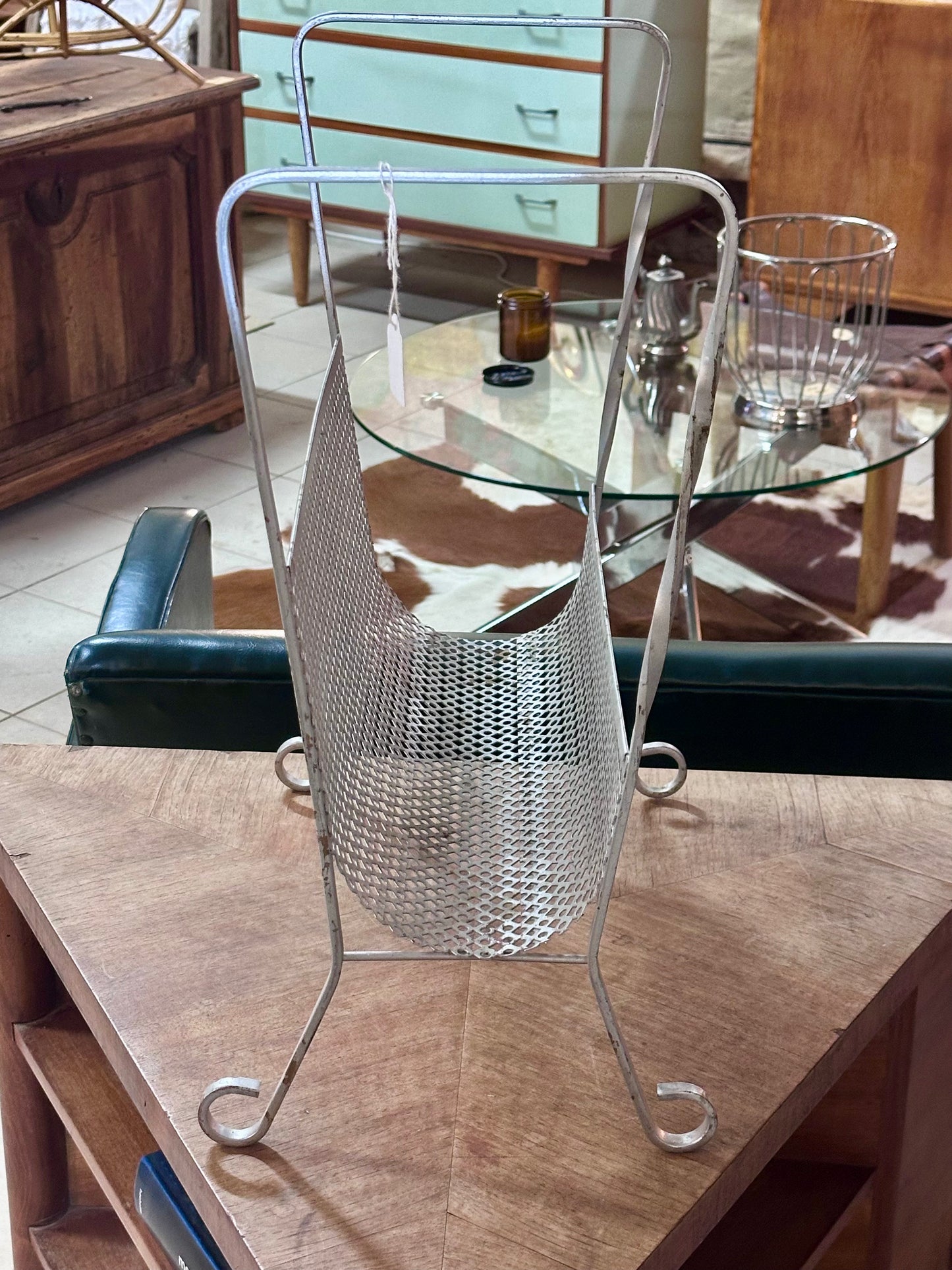 Porte-revues en métal perforé 70's