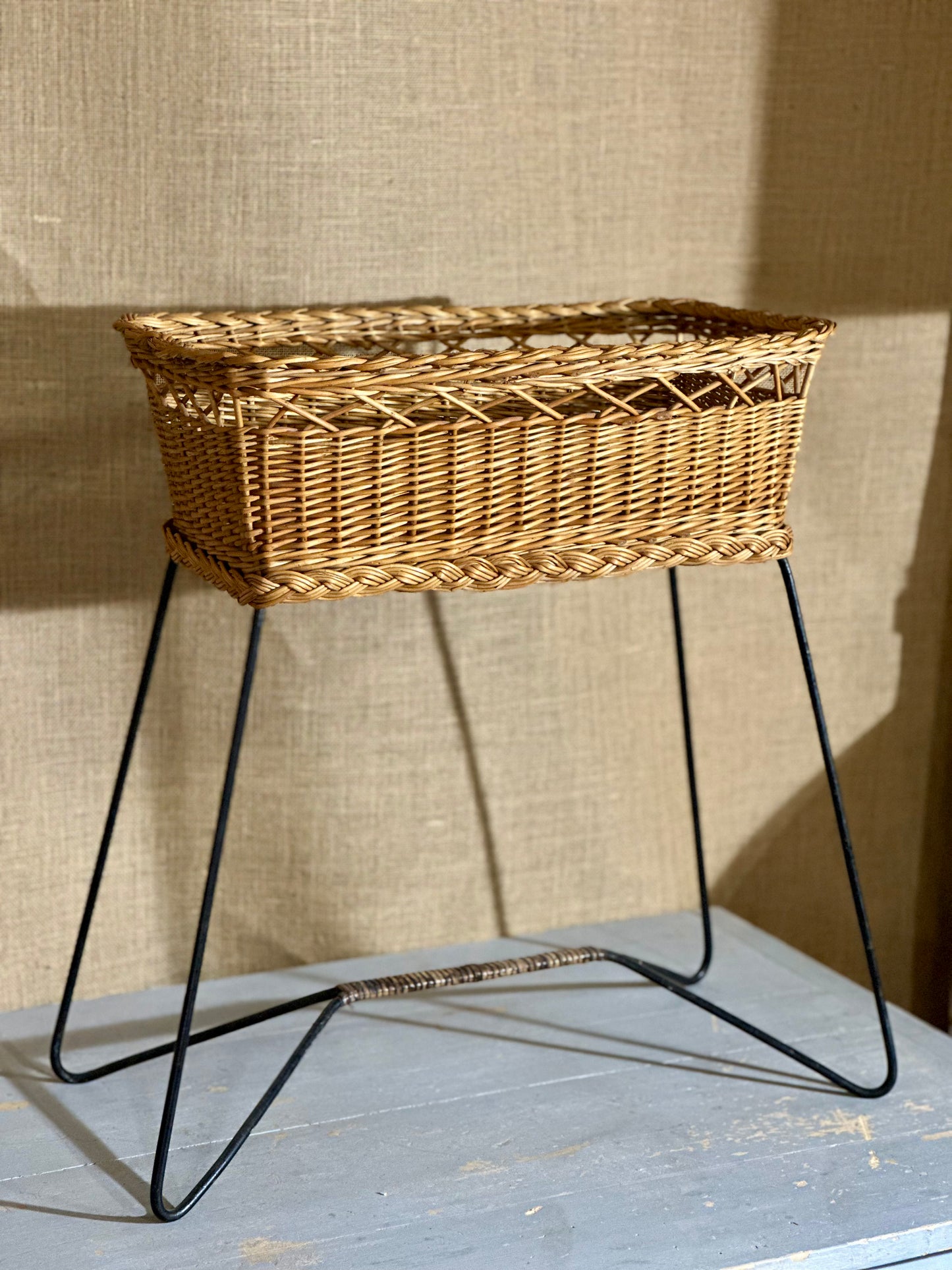 Jardinière métal & rotin attribuée à Raoul Guys