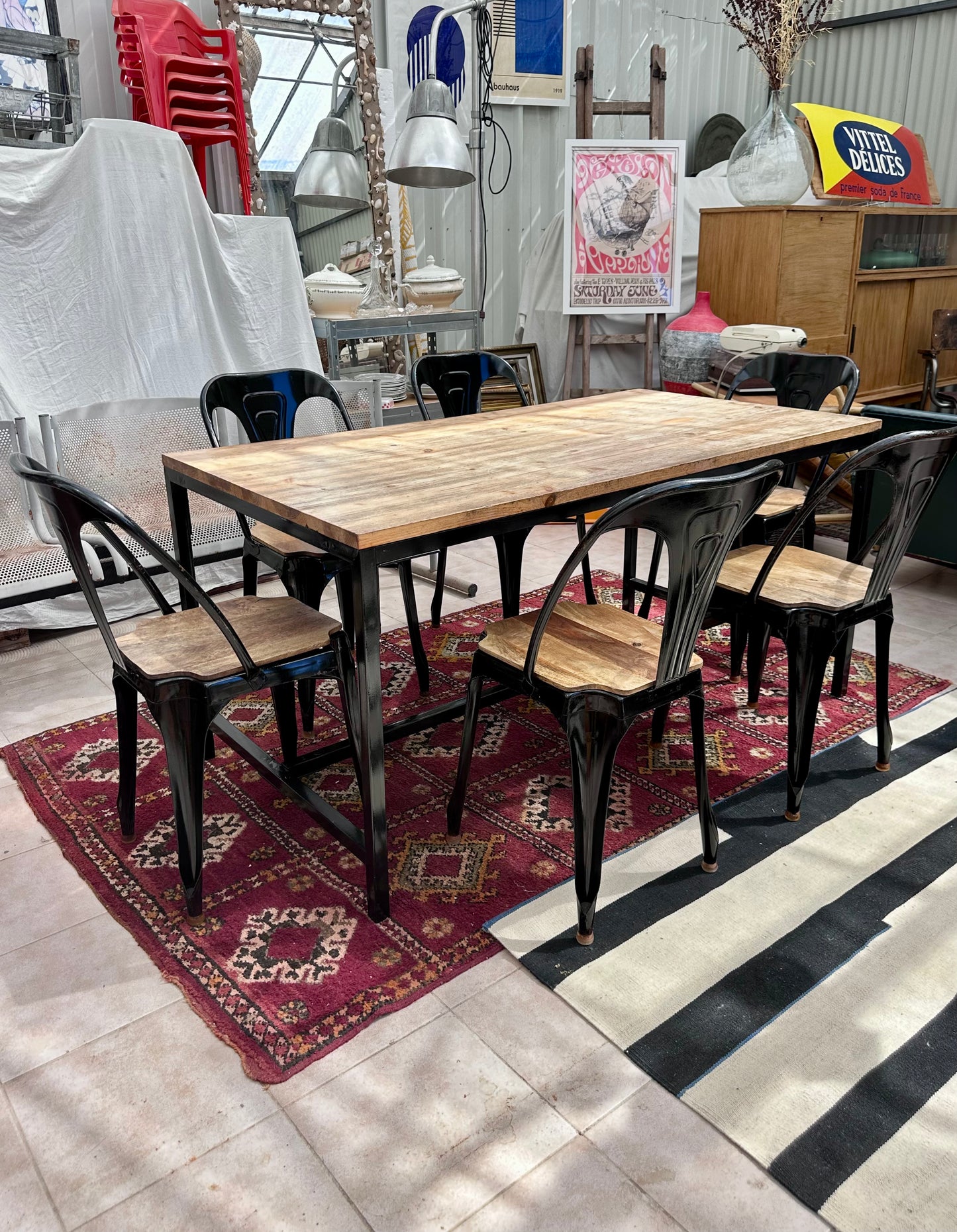 Ensemble table et 4 chaises de style industriel