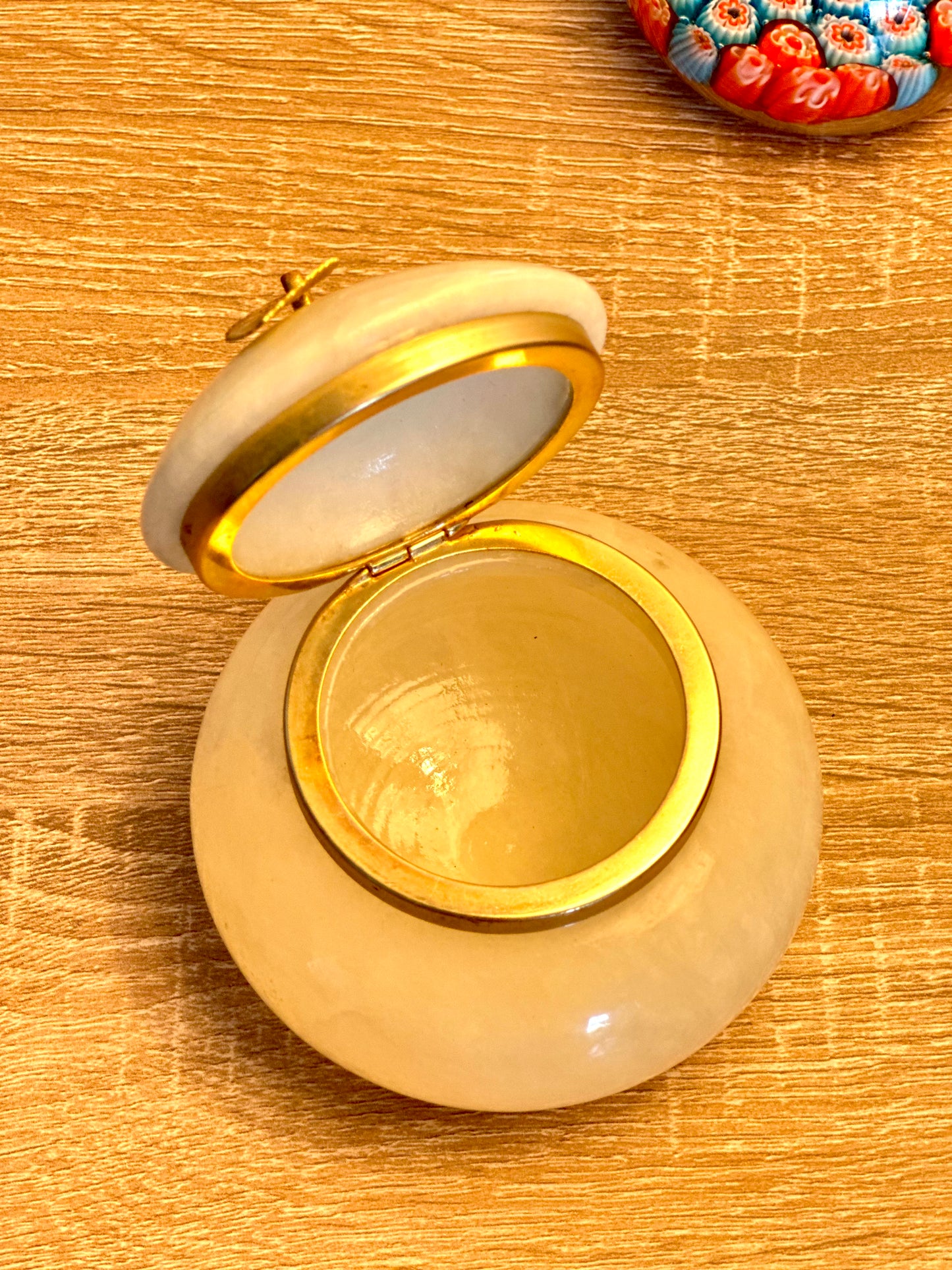 Boîte à bijoux en albâtre et laiton
