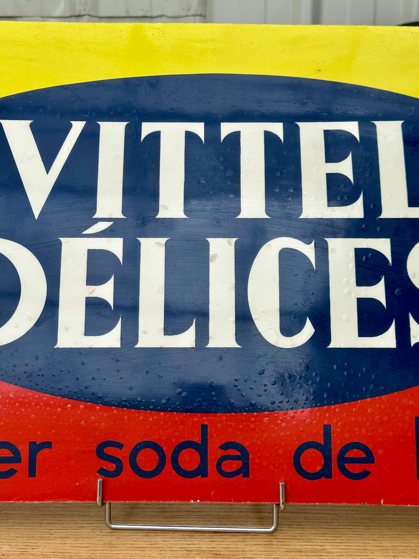 Grand carton publicitaire Vittel Délices