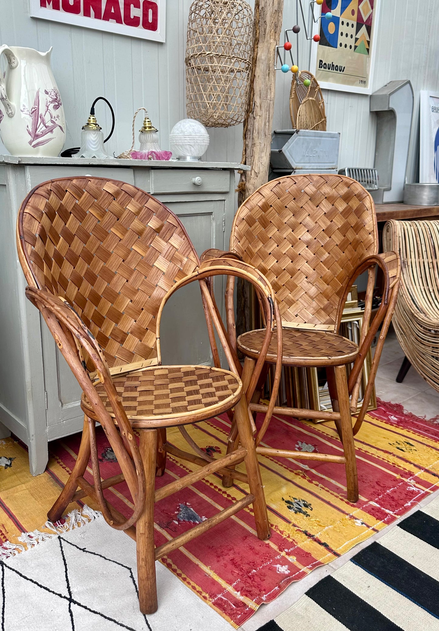 Paire de fauteuils dit " Corbusier " en châtaignier